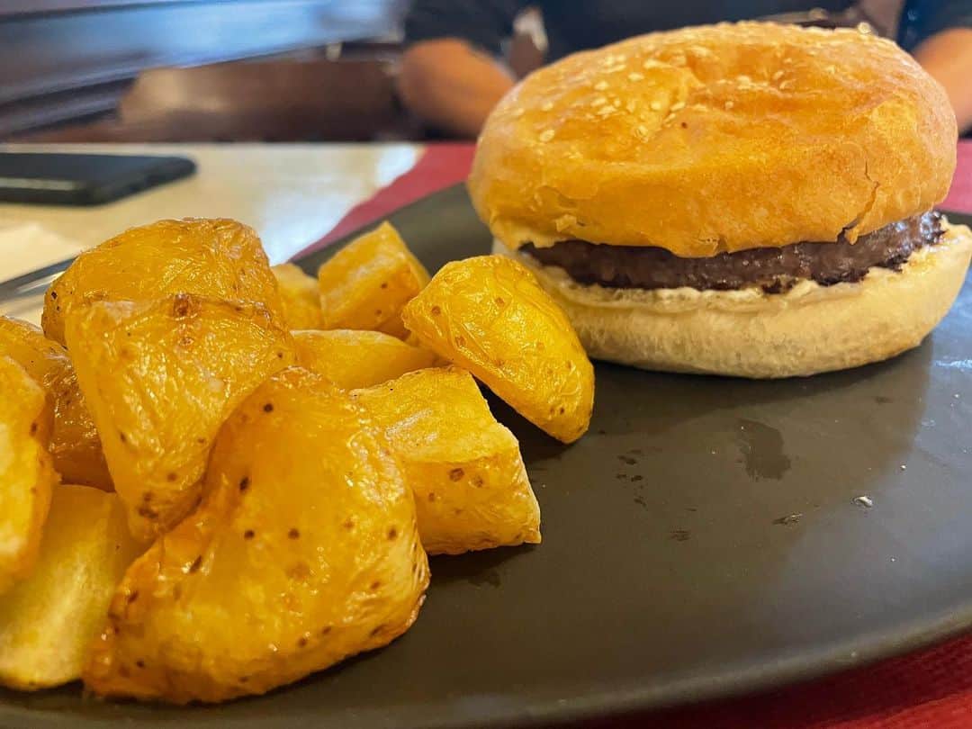 アグネス・チャンのインスタグラム：「This is the famous Hemingway burger. Hemingway’s novel’The Sun also rises’ wrote about Pamplona, bull fights etc. And he frequented a cafe and that’s where we went. The Cafe has a burger named after Hemingway, and we ordered and ate it. It’s so good! As a fan of Hemingway, I was so pleased to sit at his favorite restaurant and eat the same burger.」