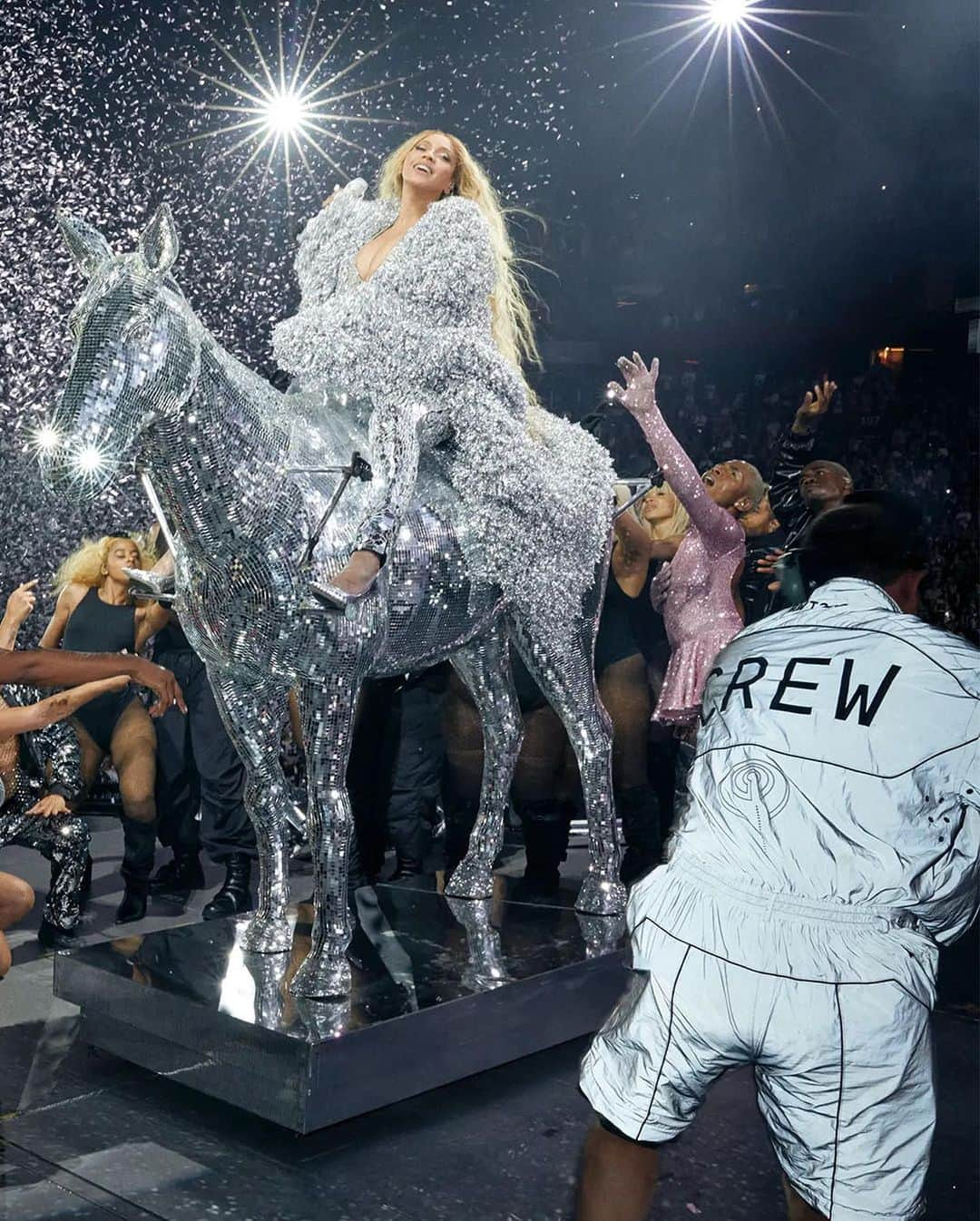 デイリーペーパーさんのインスタグラム写真 - (デイリーペーパーInstagram)「@beyonce Renaissance Tour, ‘Crew’ tracksuit & jumpsuit. Highlighting references from our SS23 collection, the suit features detachable body components adorned in custom silver reflective nylon. Exclusively designed and created to applaud the continuous efforts of 100+ crew and dance members that bring you the most memorable show, day after day.  Special thanks to @shionat and the team for putting this together.」6月30日 20時38分 - dailypaper