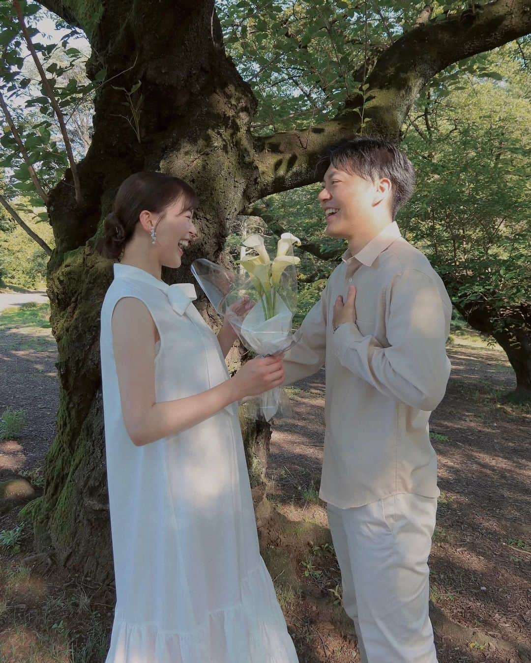 山田悠希のインスタグラム：「🫶 * 結婚しました☺️ 前向きで、優しくて、言葉で、態度で、たくさん愛を伝えてくれるところが大好き 彼のおかげで自分のこともむかしより好き 小さな幸せから大きな幸せまで、毎日たくさんの幸せをありがとう！ わたしもあなたを幸せにできますように あと50年、60年くらいしかないけど、全然足りないけど、いろんな景色を見にいこうね！！ 2023.6.30.」