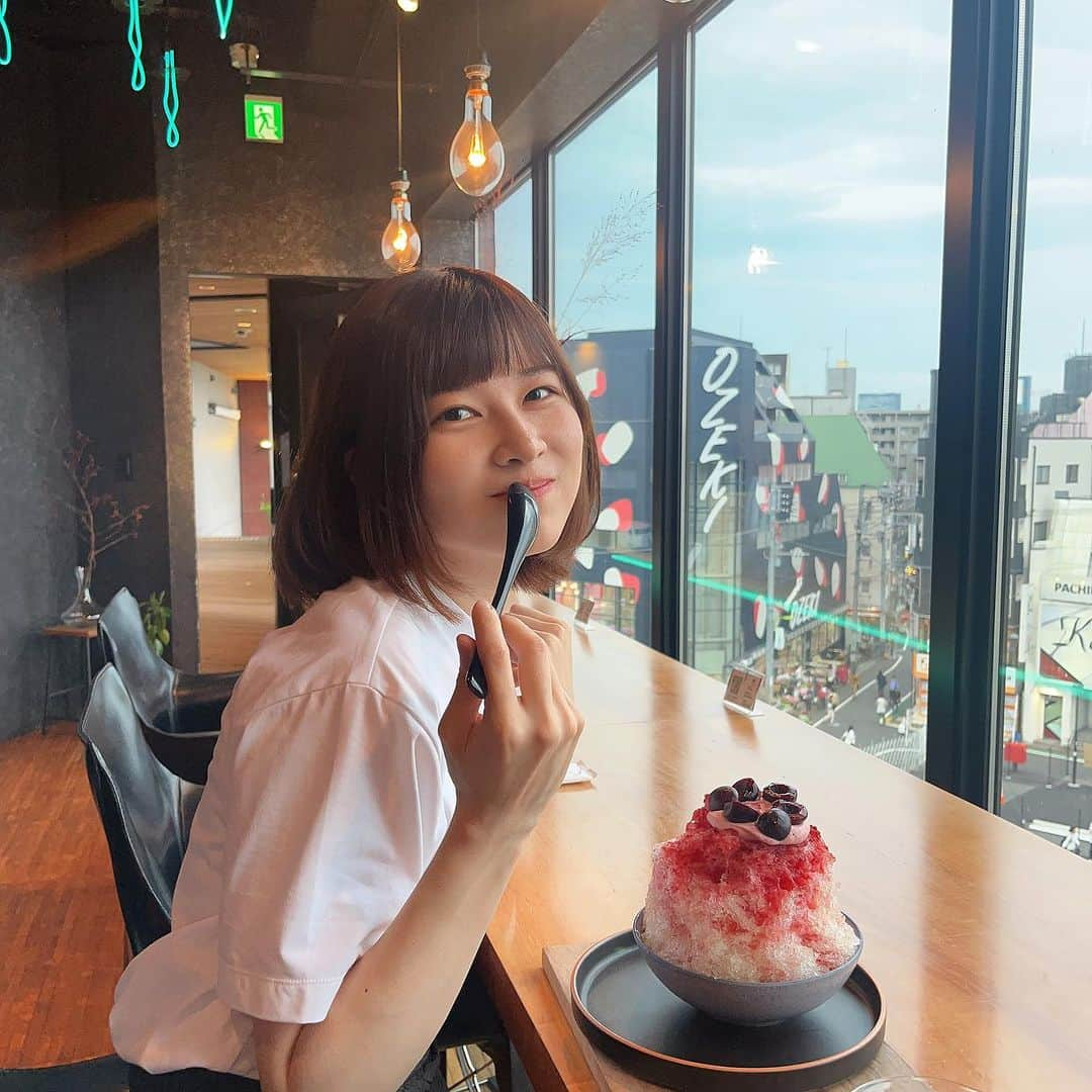 佐保里のインスタグラム：「一足早く夏気分🍧  アメリカンチェリーレモネードのかき氷美味しかった🤤♡  下北沢を一望できちゃう眺めのいい贅沢空間でした🫶🏻  PR @flightlounge_shimokitazawa #flightlounge #下北沢カフェ #下北沢スイーツ #下北沢グルメ #東京パフェ #下北沢パフェ」