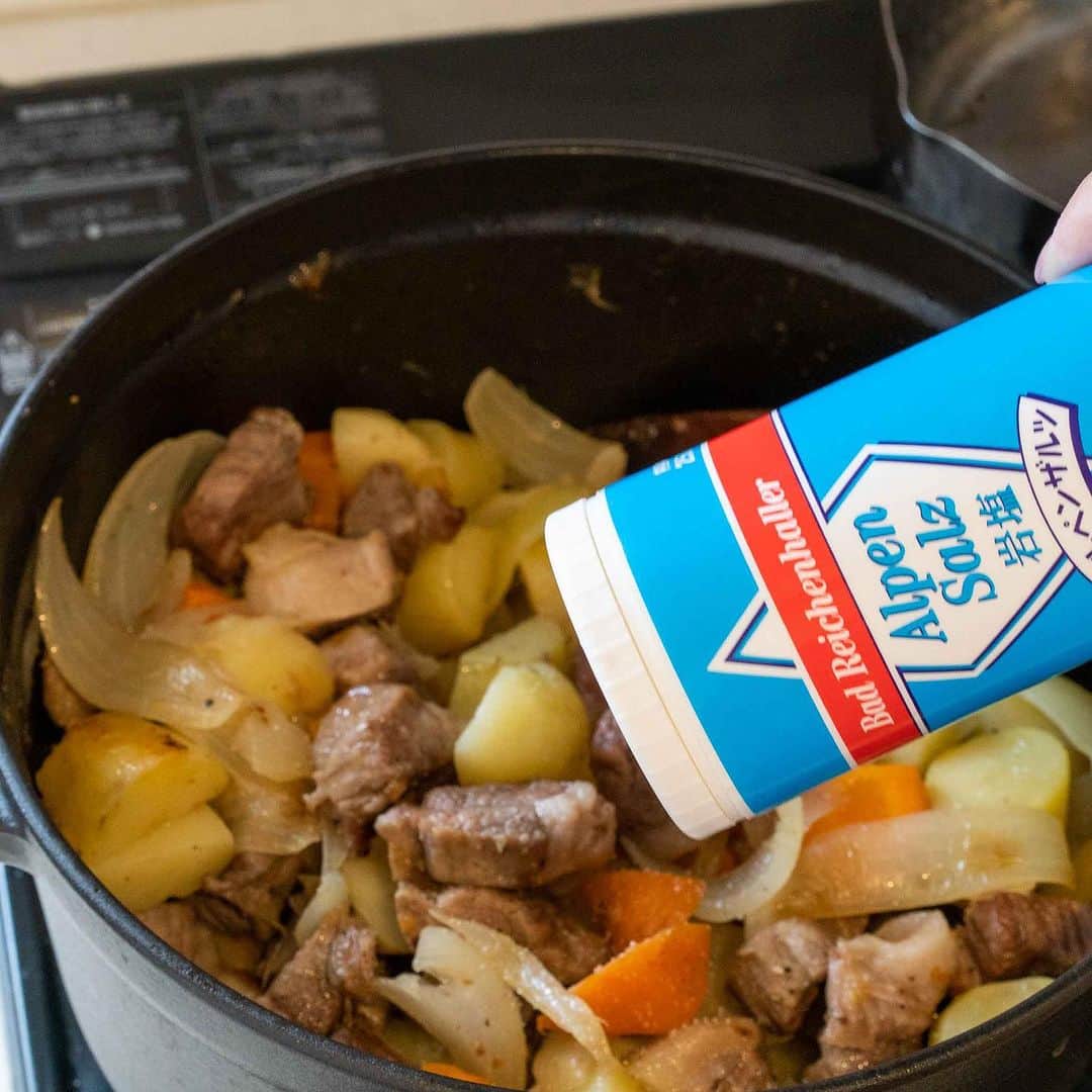 アルペンザルツ公式Instagramさんのインスタグラム写真 - (アルペンザルツ公式InstagramInstagram)「レシピあり 「ドイツ風肉じゃが」の作り方 * ドイツで定番のスパイスを使った、ドイツ風の肉じゃがレシピのご紹介です♡ * 今回のレシピは、 @morifu_popo さんに作ってもらいました！ * ∴♔∴∴♔∴∴♔∴∴♔∴∴♔∴∴♔∴∴♔∴∴♔∴∴♔∴∴♔∴ 気軽にフォローして下さいね❤︎ いいねやコメントも励みになります！ 公式アカウント⇰〖 @alpensalz_jp 〗 ∴♔∴∴♔∴∴♔∴∴♔∴∴♔∴∴♔∴∴♔∴∴♔∴∴♔∴∴♔∴ * [もりもと夫婦 さんからのワンポイント] キャラウェイシードの量はお好みでOKです。また今回は豚肉で作りましたが、お好きなお肉でお試しください。  * ぜひ参考に作ってみてくださいね！ ． ✈「ドイツを巡る旅」ご招待キャンペーン✈ . ． 「アルペンザルツのふるさとドイツを巡る旅」ご招待キャンペーンが本日スタート！ . 毎年ご好評いただいているキャンペーン、今年は旅行内容を少しリニューアルしています。 A賞「ドイツを巡る旅」は、中世の面影を残す旧市街が美しいハイデルベルク、”中世の宝石“と称される街並みが残るローテンブルク、ロマンチック街道を通ってノイシュバンシュタインを訪れてミュンヘンへ。ミュンヘンでは、アルペンザルツの原産地である岩塩鉱山へご案内いたします。他では体験できないオリジナルツアーへご招待します。 . 🎁応募方法 プロフィールのURLからご応募ください。 どなたでも簡単にご応募いただけます！ www.alpensalz.jp . 🎁応募期間 2023年8月31日(木)23:59まで .  🎁プレゼント賞品 A賞：ドイツを巡る旅 (2組4名様) B賞：アルペンザルツとミニオンズオリジナルグミのセット (50名様) .  🎁注意事項 旅行の日程や参加条件などは、キャンペーン特設サイトをご確認ください。 * ∴♔∴∴♔∴ Ⓡ Ⓔ Ⓒ Ⓘ Ⓟ Ⓔ ∴♔∴∴♔∴ * ・豚肩ロース（塊）…500ｇ ・じゃがいも（メークイン）…6個 ・玉ねぎ…大1個 ・にんじん…1本 Ａ水…150ｍｌ Ａキャラウェイシード…大さじ1 Ａアルペンザルツ…小さじ1/2~ Ａ固形コンソメ…1個 * 【作り方】 ①じゃがいもは皮を剥き一口大に切り、水にさらす。玉ねぎは大きめのくし切り、にんじんは乱切りにする。 * ②豚肉は一口大に切り、アルペンザルツとこしょう（分量外）をまぶす。 * ③鍋を中火で熱し油をしかずに豚肉をいれて焼き色がつくまで焼く。 * ④たまねぎ、にんじん、じゃがいもを加えて火が通るまで炒め、Aを加えて中弱火にして蓋をして15分～20分煮る。器に盛り、お好みでパセリを散らす。 * * #アルペンザルツ #ドイツアルプスの旅 #美味しい塩 #絶景 #ドイツ #旅行 #海外旅行 #プレゼント #プレゼントキャンペーン #懸賞 #キャンペーン #岩塩  * #今日のごはん #手作りごはん #簡単レシピ #おかず #レシピ #食卓 #節約 #献立 #家庭料理 #節約生活 #自炊 #ランチ  #時短レシピ #簡単レシピ  #ドイツ料理 #肉じゃが」6月30日 20時44分 - alpensalz_jp
