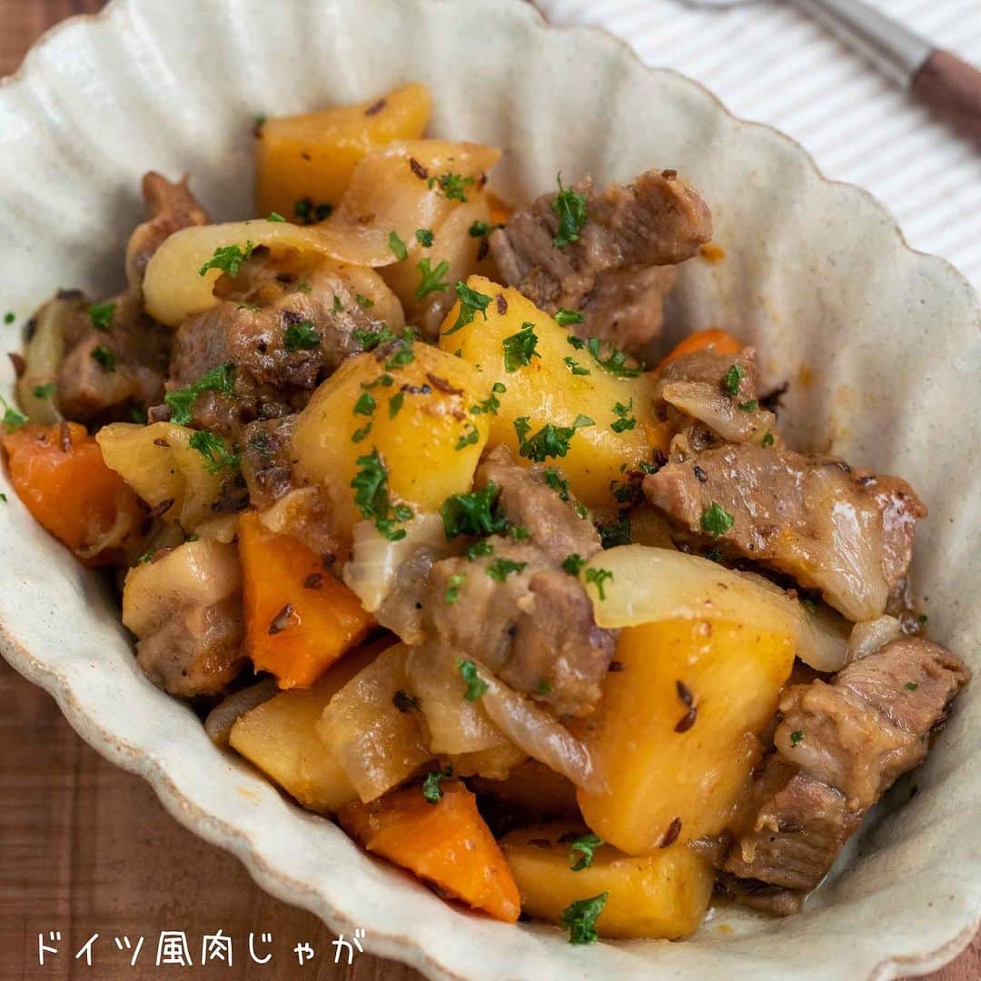 アルペンザルツ公式Instagramさんのインスタグラム写真 - (アルペンザルツ公式InstagramInstagram)「レシピあり 「ドイツ風肉じゃが」の作り方 * ドイツで定番のスパイスを使った、ドイツ風の肉じゃがレシピのご紹介です♡ * 今回のレシピは、 @morifu_popo さんに作ってもらいました！ * ∴♔∴∴♔∴∴♔∴∴♔∴∴♔∴∴♔∴∴♔∴∴♔∴∴♔∴∴♔∴ 気軽にフォローして下さいね❤︎ いいねやコメントも励みになります！ 公式アカウント⇰〖 @alpensalz_jp 〗 ∴♔∴∴♔∴∴♔∴∴♔∴∴♔∴∴♔∴∴♔∴∴♔∴∴♔∴∴♔∴ * [もりもと夫婦 さんからのワンポイント] キャラウェイシードの量はお好みでOKです。また今回は豚肉で作りましたが、お好きなお肉でお試しください。  * ぜひ参考に作ってみてくださいね！ ． ✈「ドイツを巡る旅」ご招待キャンペーン✈ . ． 「アルペンザルツのふるさとドイツを巡る旅」ご招待キャンペーンが本日スタート！ . 毎年ご好評いただいているキャンペーン、今年は旅行内容を少しリニューアルしています。 A賞「ドイツを巡る旅」は、中世の面影を残す旧市街が美しいハイデルベルク、”中世の宝石“と称される街並みが残るローテンブルク、ロマンチック街道を通ってノイシュバンシュタインを訪れてミュンヘンへ。ミュンヘンでは、アルペンザルツの原産地である岩塩鉱山へご案内いたします。他では体験できないオリジナルツアーへご招待します。 . 🎁応募方法 プロフィールのURLからご応募ください。 どなたでも簡単にご応募いただけます！ www.alpensalz.jp . 🎁応募期間 2023年8月31日(木)23:59まで .  🎁プレゼント賞品 A賞：ドイツを巡る旅 (2組4名様) B賞：アルペンザルツとミニオンズオリジナルグミのセット (50名様) .  🎁注意事項 旅行の日程や参加条件などは、キャンペーン特設サイトをご確認ください。 * ∴♔∴∴♔∴ Ⓡ Ⓔ Ⓒ Ⓘ Ⓟ Ⓔ ∴♔∴∴♔∴ * ・豚肩ロース（塊）…500ｇ ・じゃがいも（メークイン）…6個 ・玉ねぎ…大1個 ・にんじん…1本 Ａ水…150ｍｌ Ａキャラウェイシード…大さじ1 Ａアルペンザルツ…小さじ1/2~ Ａ固形コンソメ…1個 * 【作り方】 ①じゃがいもは皮を剥き一口大に切り、水にさらす。玉ねぎは大きめのくし切り、にんじんは乱切りにする。 * ②豚肉は一口大に切り、アルペンザルツとこしょう（分量外）をまぶす。 * ③鍋を中火で熱し油をしかずに豚肉をいれて焼き色がつくまで焼く。 * ④たまねぎ、にんじん、じゃがいもを加えて火が通るまで炒め、Aを加えて中弱火にして蓋をして15分～20分煮る。器に盛り、お好みでパセリを散らす。 * * #アルペンザルツ #ドイツアルプスの旅 #美味しい塩 #絶景 #ドイツ #旅行 #海外旅行 #プレゼント #プレゼントキャンペーン #懸賞 #キャンペーン #岩塩  * #今日のごはん #手作りごはん #簡単レシピ #おかず #レシピ #食卓 #節約 #献立 #家庭料理 #節約生活 #自炊 #ランチ  #時短レシピ #簡単レシピ  #ドイツ料理 #肉じゃが」6月30日 20時44分 - alpensalz_jp