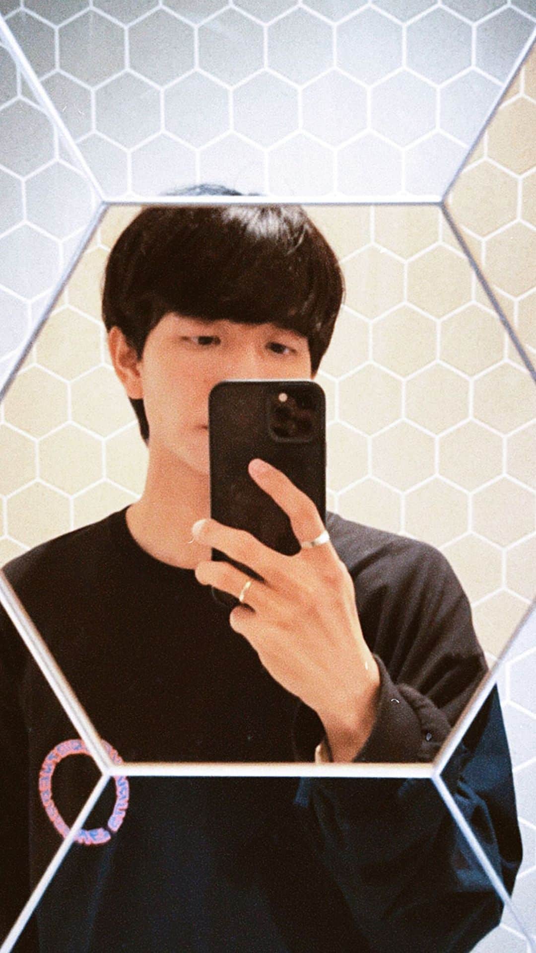 Hayato Sagawaのインスタグラム：「どんなひと月を過ごしたか。振り返るのにわくわくしたら、それがもう答えだったりする。もちろん良いことばかりではないけど、きっとそんな事も次のわくわくに繋がってたりする。最高の夏を、7月も目の前。6月のプレイリストは、7月と一緒に公開する。考えている暇がなかった。とても贅沢なもんです。いつもありがとう😚🙏🏻  #ファジーネーブル  飲んだ事ない😇」