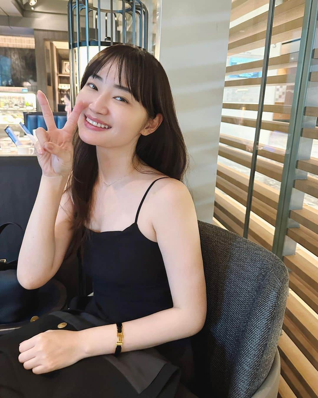 のインスタグラム：「最近の柳橋さん。 #お気に入りは5枚目  この季節はサラッと着られて、オシャレに見えるブラックワンピが重宝します。  同じ形でもブラックワンピだとモード感ときちんと感が出るので、顔がすっぴんでもなんか大丈夫な気がします #あくまで当社比  私はヘルシーかつオシャレに布が少ないお洋服を着たいので、胸元や肌見せの分量が多い時”バストは盛らない”というのがマイルール お洋服を素敵に着こなすためには、それに合った下着がとても大切だと考えているのでお洋服に最適な下着をいつも選ぶようにしています。  ご質問の多かったびんぼっちゃまワンピはタグつけしますた」