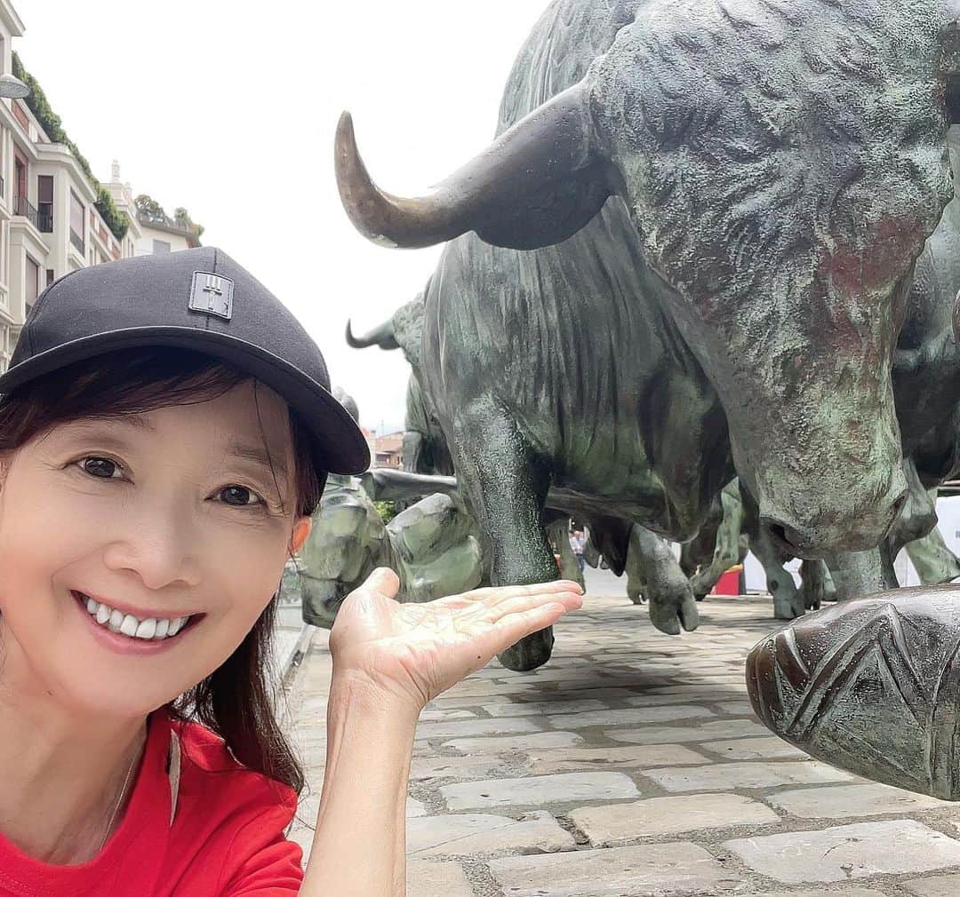 アグネス・チャンのインスタグラム：「パンプローナの街はサン・フェルミンのお祭りが有名です。牛と走る祭りです。来週に行われるお祭りを避けて、私たちは移動しましたが、街はお祭りの準備に柵を作ったり、記念クッキーを販売したり、盛り上がってました。」