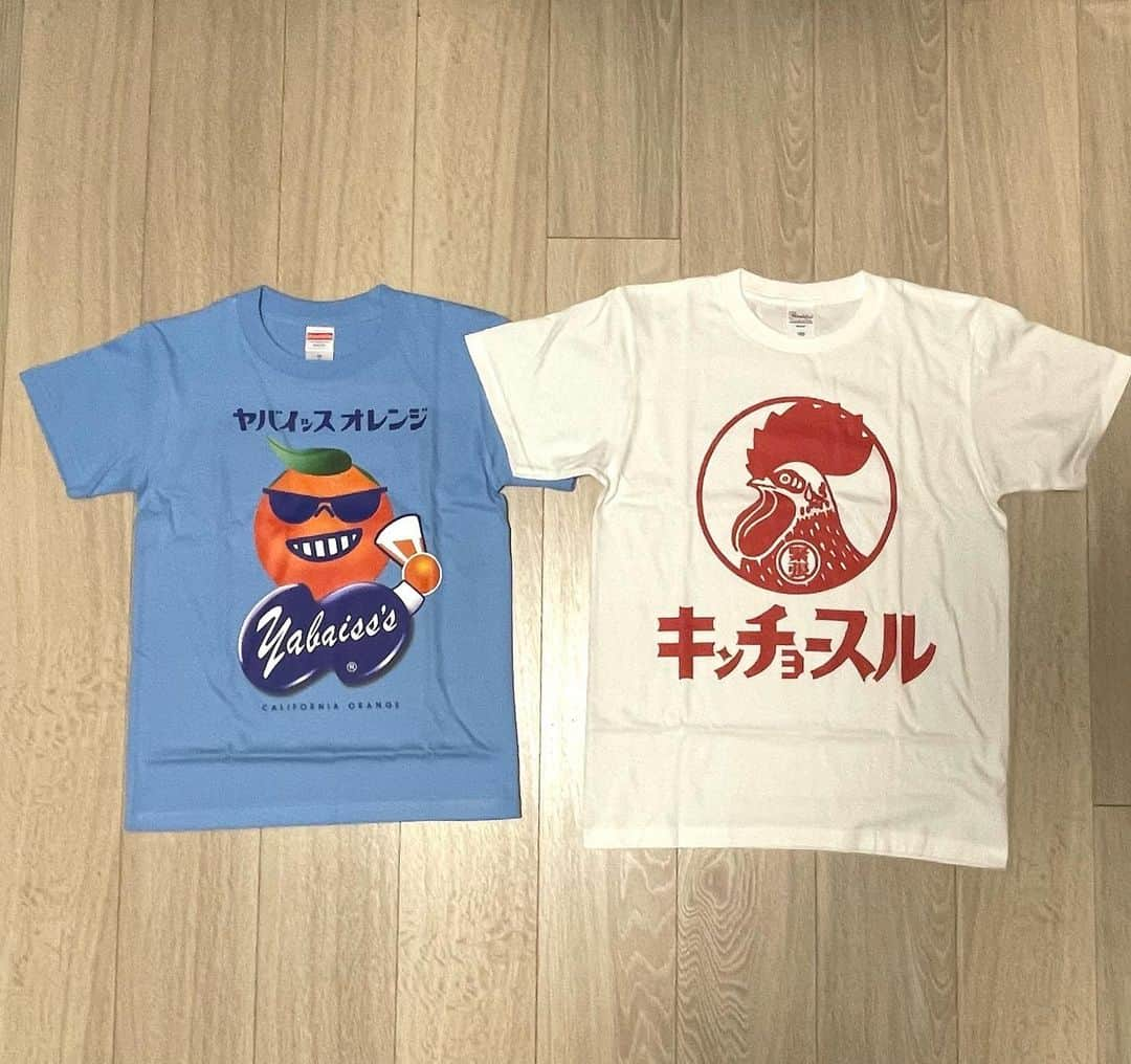 Hikari Noguchi 野口 光のインスタグラム：「息子が小さい頃から着せている#おもしろtシャツ 、そろそろ嫌がるかなと思いつつ数年、小学高学年でもまだ着ています(笑)ヤバイッスオレンジは3枚目😂 #ヤバイッスオレンジ #キンチョースル #キンチョースルtシャツ」