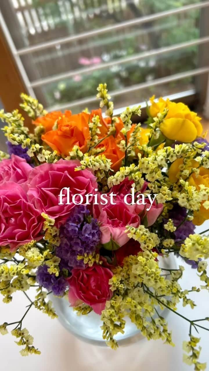 中山千桂子のインスタグラム：「florist day✨  綺麗な花に囲まれて アレンジメントや花束作り💐  幸せすぎてあっという間😵💦  そして  インディゴソックスのスタジアムDJやラジオパーソナリティで大活躍の堀部貴子さん✨✨ 新番組がスタートする蔭山洋子ちゃん✨✨ 新曲発表したばかりの福富弥生ちゃん✨✨  キラキラと輝いている人に会って パワーチャージ出来ました💪💓  阿部さん ありがとうございました🙇‍♀️✨  #フローリスト #花好きな人と繋がりたい #花屋さん #フルールアベ #花束 #花のある暮らし #ミニバラ #徳島花屋 #tokushima #instadaily」