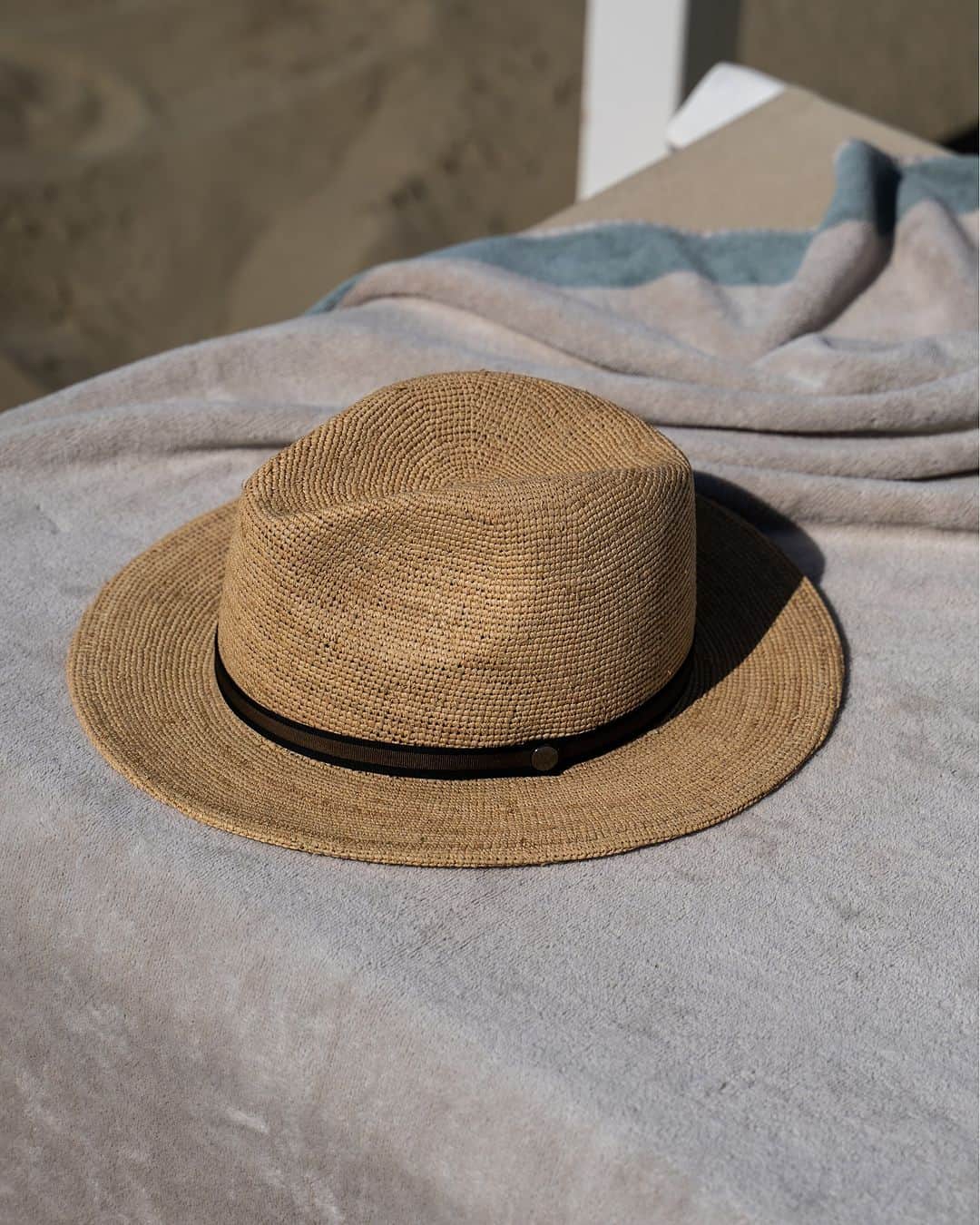 ボルサリーノさんのインスタグラム写真 - (ボルサリーノInstagram)「Summer requires you to just roll with it. The #Borsalino #ss23 rollable straw Panama style traveller hat in raffia crochet is the #musthave piece when travelling this summer. All you have to do is roll it up, put it in your pocket & you're set!  Shop this favourite piece along with other travel essentials now on www.borsalino.com  Brand Curator @giacomo9838 Ph: @andreaschiavini  #BorsalinoWorld #Borsalinostrawhat #raffiahat #panamahat #stylejourney #raffiaaccessory #hatlover #strawhat #rollablehat #travelaccessory #travelnstyle #justrollwithit」6月30日 21時00分 - borsalino_world