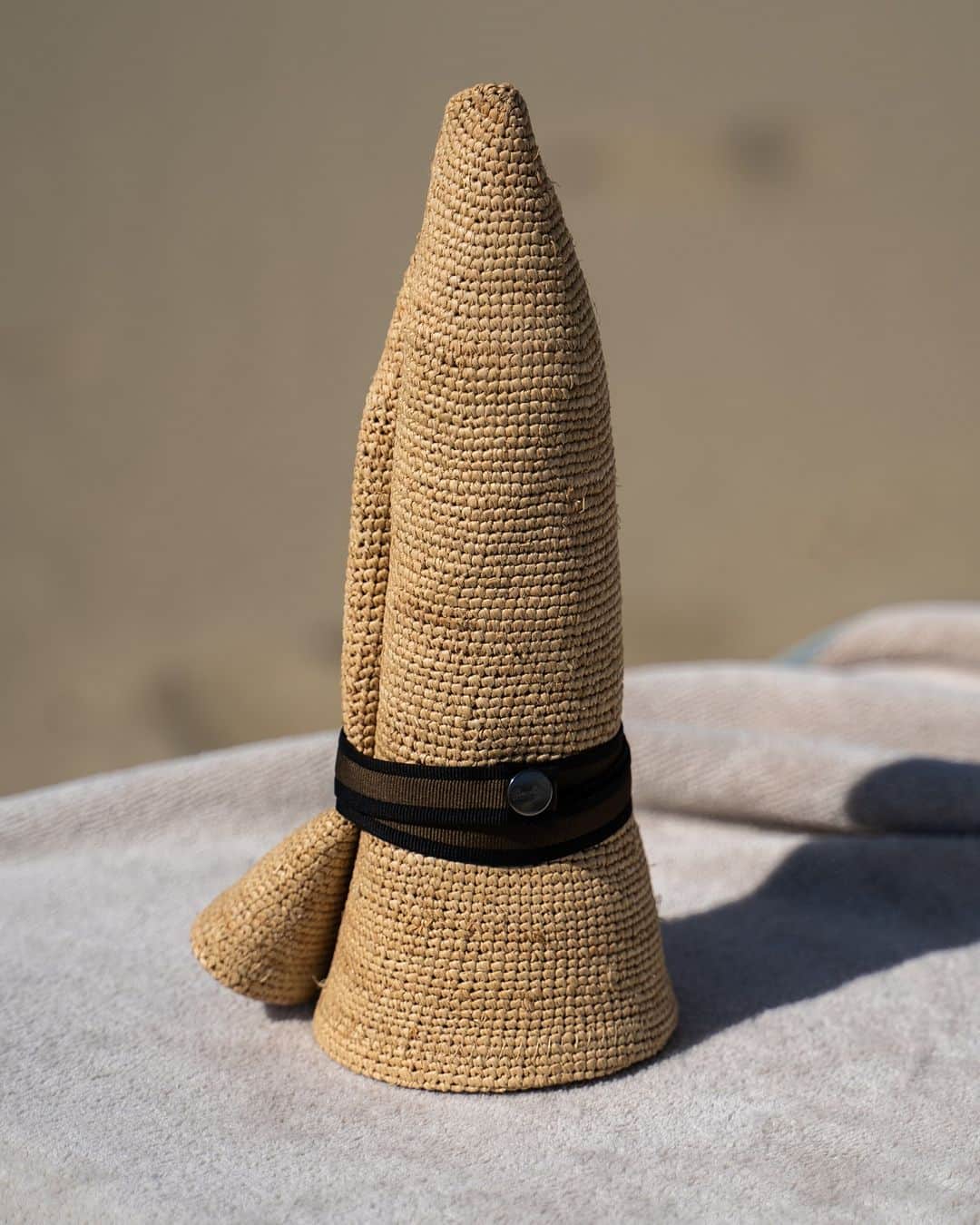 ボルサリーノさんのインスタグラム写真 - (ボルサリーノInstagram)「Summer requires you to just roll with it. The #Borsalino #ss23 rollable straw Panama style traveller hat in raffia crochet is the #musthave piece when travelling this summer. All you have to do is roll it up, put it in your pocket & you're set!  Shop this favourite piece along with other travel essentials now on www.borsalino.com  Brand Curator @giacomo9838 Ph: @andreaschiavini  #BorsalinoWorld #Borsalinostrawhat #raffiahat #panamahat #stylejourney #raffiaaccessory #hatlover #strawhat #rollablehat #travelaccessory #travelnstyle #justrollwithit」6月30日 21時00分 - borsalino_world