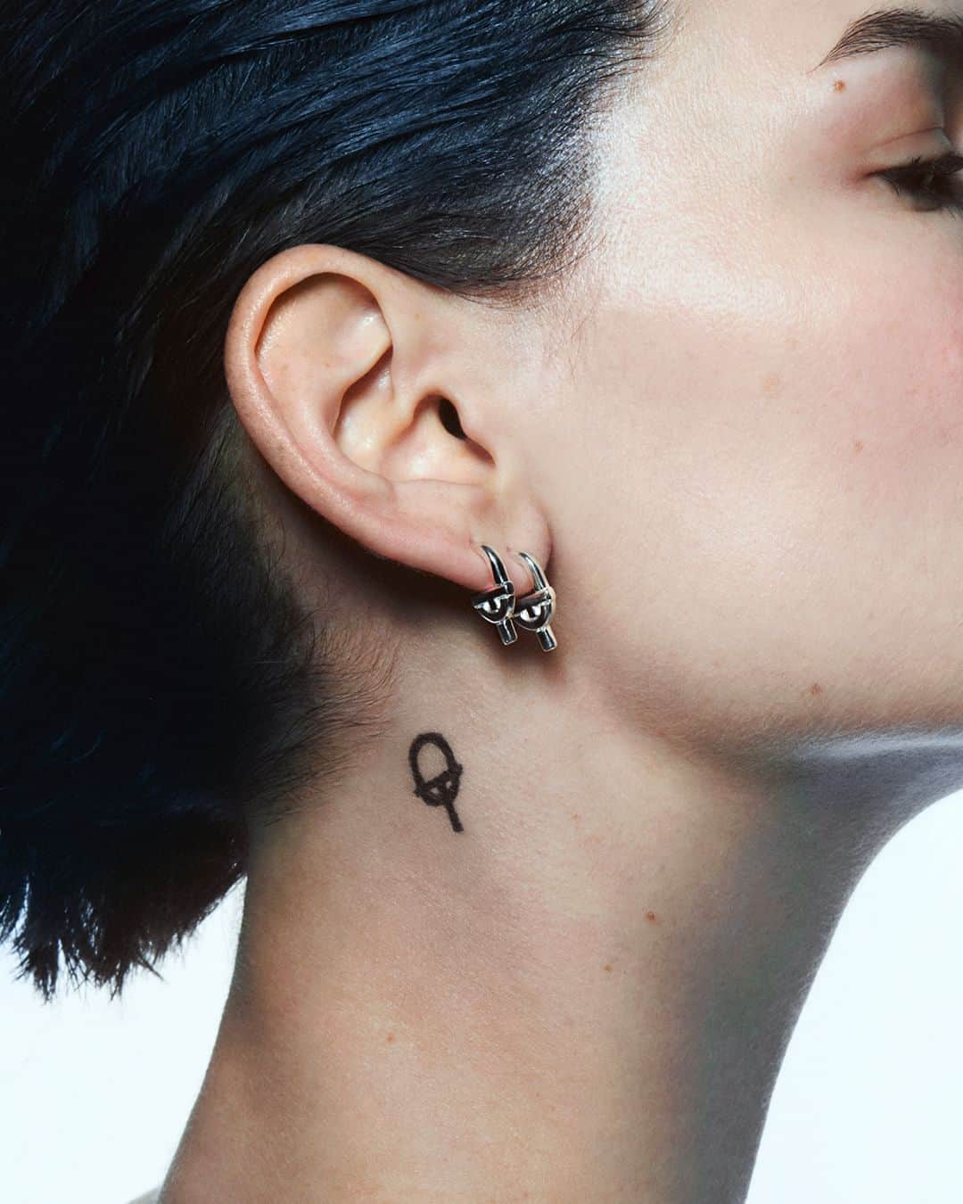 トウスのインスタグラム：「Say hi TO earrings, TO our monogram, TO everyone… TOUS MANIFESTO everywhere 👋🏼  #TOUSMANIFESTO」