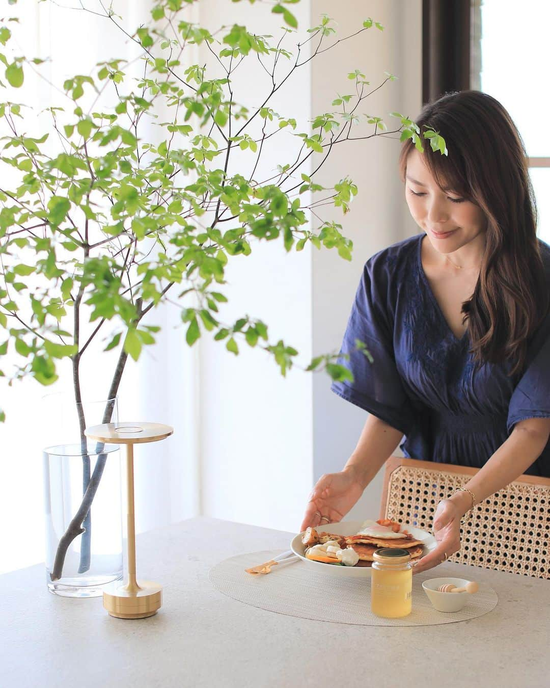 久林紘子のインスタグラム：「本物のアカシア蜂蜜🍯✨ ⁡ ⁡ ⁡ 蜂蜜と聞いて頭に思い浮かべる、オレンジがかった色の蜂蜜。 あの色は加熱された際に糖分が焦げたカラメルの色味だったりするらしいのです！ 養蜂家さんが直売している蜂蜜以外の大多数が、濃縮された蜂蜜なのだそう。 ⁡ 今回お試しさせていただいた山田養蜂場さんの 「アカシア蜂蜜(ルーマニア産)」は、完熟していないはちみつを人工的に加熱濃縮したりせず、巣から採れたままの"本物の蜂蜜なので スルスルっと伸びて、色もすごくクリアで蜂蜜の固定観念が覆されます🍯 ルーマニアから🇷🇴高級ワインと同じコンテナで🚢輸送し、巣箱と同じ温度管理を徹底することで、採れたて品質を保っているのだそう✨ ⁡ ⁡ お弁当の残りも乗せたの朝食ワンプレート🍽️ パンケーキ×クリームチーズ×アカシア蜂蜜×バナナ ほんのり甘く爽やかな味で、美味しかった〜🙆‍♀️❤️ ⁡ ⁡ お料理にも使いやすい粘度なので 料理砂糖の代わりにおすすめです🥄✨ ⁡ ⁡ ＿＿＿＿＿＿＿＿＿＿＿＿＿＿＿＿＿＿＿＿＿＿ #山田養蜂場 #山田養蜂場公式インフルエンサー  #プロップスタイリング #プロップスタイリスト #ルーマニア産アカシア蜂蜜 #本物の蜂蜜」