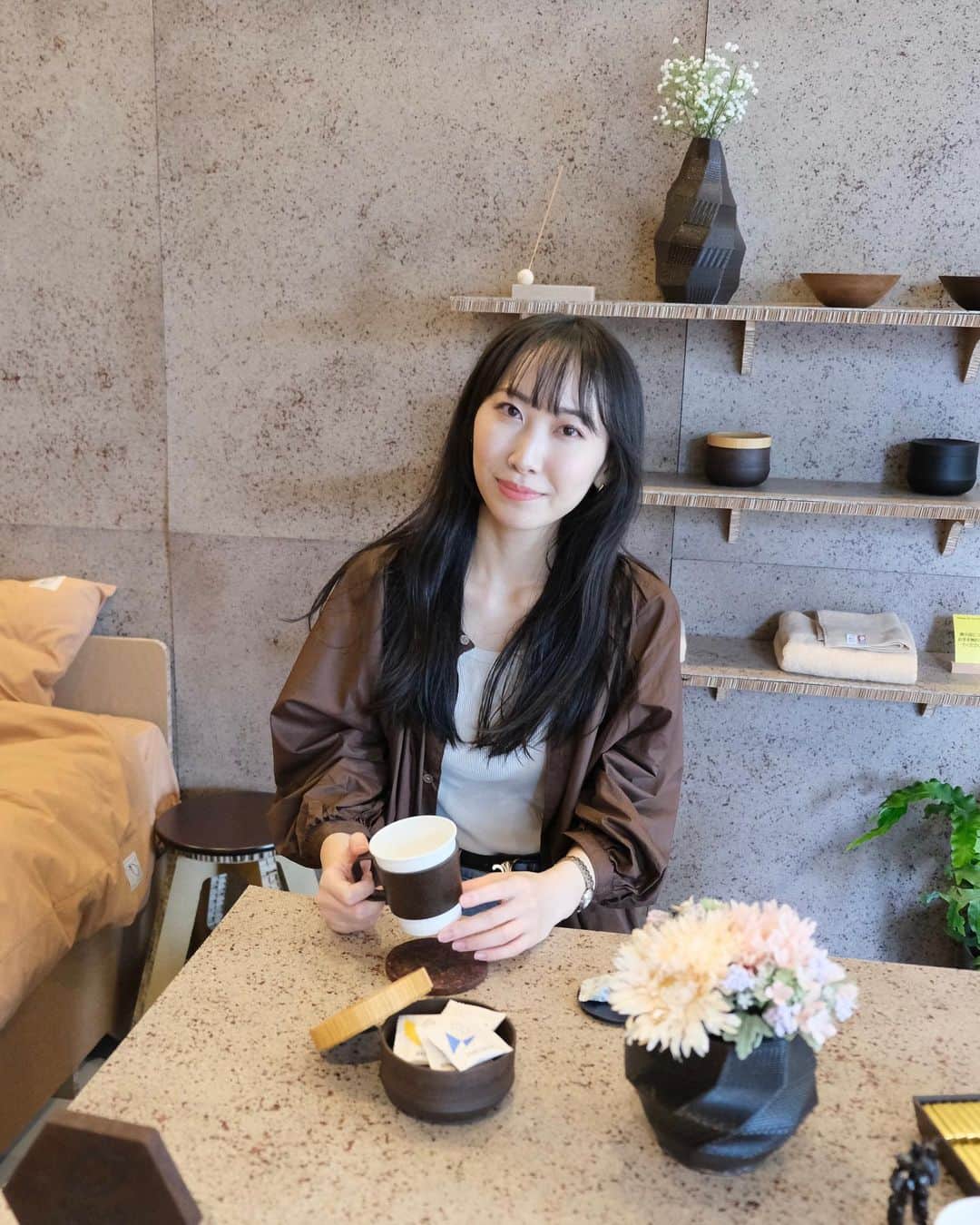 のインスタグラム：「チョコレートといえばの明治さんが、 ライフスタイルブランド 【CACAO STYLE】をローンチしたということで、六本木ヒルズカフェで行われている 「ひらけ、カカオ。ポップアップストア」に 遊びに行ってきました🍫 ⁡ 明治さんは、国内外のパートナーと手を取り合い、 農家の収入安定や児童労働撲滅・森林減少の抑制など、 カカオ農家への様々な支援を推進しているブランド。 ⁡ 今回ローンチされたブランド 【CACAO STYLE】でもサスティナブルな取り組みをされていて、チョコレートの製造工程で取り除かれる カカオ豆の種皮 “カカオハスク” をアップサイクルした商品が販売されるそう💫 カカオハスクで染められたベッドリネンやタオルのほかに、伝統工芸の器やインテリア、デニムジャケットなどもありました！ ⁡ 私が写真で持っているのは、超ミニサイズのプラモデル👀作りたい！ ⁡ SNS投稿キャンペーンもあったよ〜 いただいたソルベがびっくりさっぱり美味しかった😋  ⁡ この週末、お近くに遊びに行かれる際は立ち寄ってみて下さい🧚‍♀️ ⁡ ⁡ 📍 ひらけ、カカオ。ポップアップストア 場所: 六本木ヒルズ ヒルサイド2F「ヒルズカフェ/スペース」 開催期間: 2023年6月30日(金)〜7月2日(日) ⁡ ⁡ #ひらけカカオ #アップサイクル #おでかけスポット」