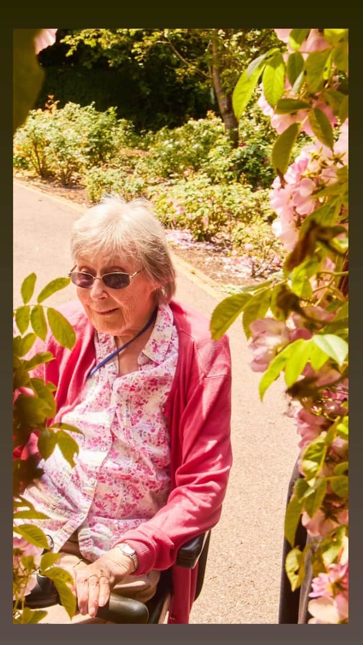 ベン・ワッツのインスタグラム：「Yesterday my granny turned 1000 and received a letter from King Charls 🇬🇧. Last week I went wiv my cousins @lyndsaywatts and will to visit her …thank you to the awesome staff of Dunkirk memorial house #grannywatts #age #benwatts #goodvibes」