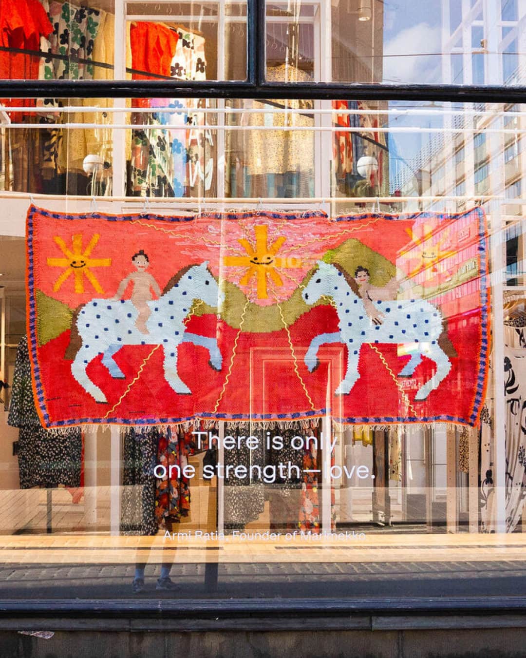 マリメッコさんのインスタグラム写真 - (マリメッコInstagram)「Pride-themed art installations have taken over selected Marimekko store windows in Helsinki, New York, and Bangkok. In Helsinki, we had the pleasure of working with visual and textile artist Anna-Karoliina Vainio.  Anna-Karoliina works with soft materials to create glimpses into colorful and escapist realities. Her woven, knotted, and sewn worlds navigate between the past and the future. The soft, tactile surface and bold colors of the wall hangings invite you to dive into fantasy.  You'll find Anna-Karoliina's artwork at our Aleksinkulma store window. Join the Pride Month celebrations in the comments and enhance your special moments on socials using our new Sateenkaari Unikko GIF stickers. Let's share the love! Helsinki Pride parade takes place on Saturday, July 1.  Learn more—link in bio. #marimekko #pride #helsinki #helsinkipride #pridemonth」6月30日 21時01分 - marimekko