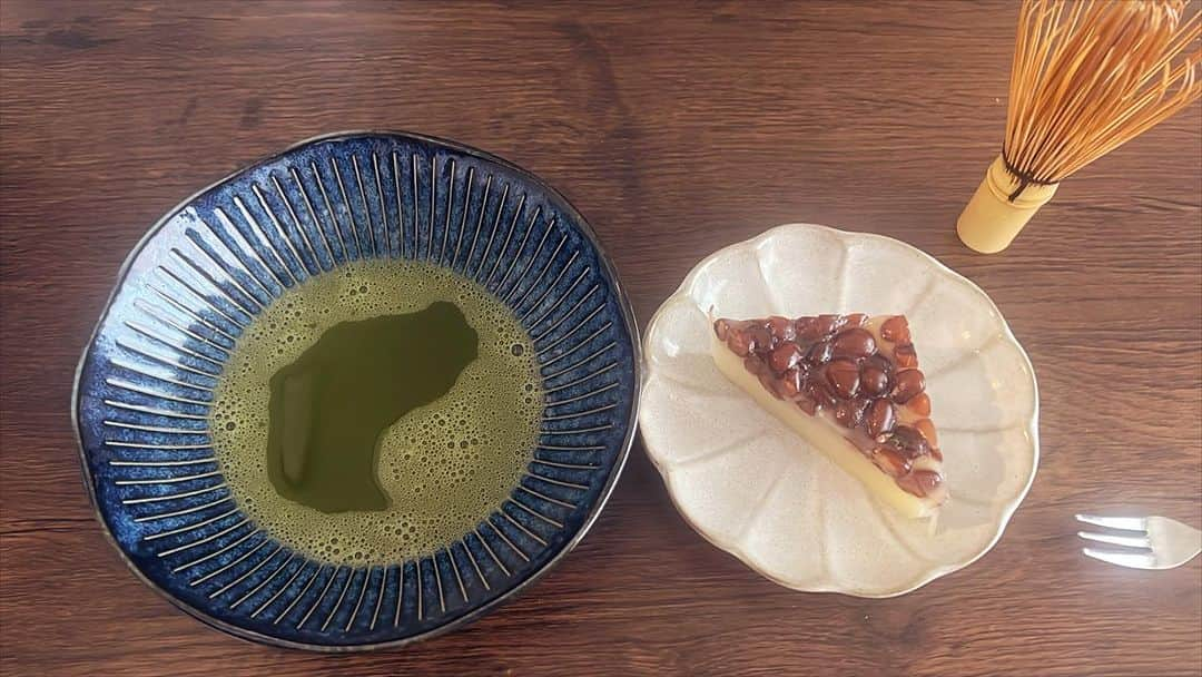 藤代有希さんのインスタグラム写真 - (藤代有希Instagram)「🌿夏越しの祓い🌿  水無月を食べて、厄を祓って、無病息災を願いました。  今年も半分が終わろうとしてます。 疲れがたまってくる頃。 一旦足取りをとめて、自分を俯瞰してみることを大切にしています。  疲れていたら休む。 前に進めないと感じたら、抱えてた荷物を一旦そっと置いてゆっくり周りを見渡してみる。  身軽になると大切なことを思い出すことができる🌿  今年前半は忘れられない出来事がたくさんありました🙏 こうして2023年後半も無事に迎えることができることに感謝して🙏  おやすみなさい🌙  #藤代有希 #ユキ #yoga #ヨガ #ヨーガ #meditation #瞑想 #メディテーション #マインドフルネス #いま #ありのまま #ヨガインストラクター #ボディバランストレーナー #teaceremony #qvcジャパン #商品アドバイザー #健やかに #しなやかに #いま #ありのままで #ブーサング #横浜 #元町ヨガ #茶道 #夏越しの祓い #オンラインレッスン #オンラインヨガ #産後 #プライベートレッスン」6月30日 21時00分 - yukifujishiro_official