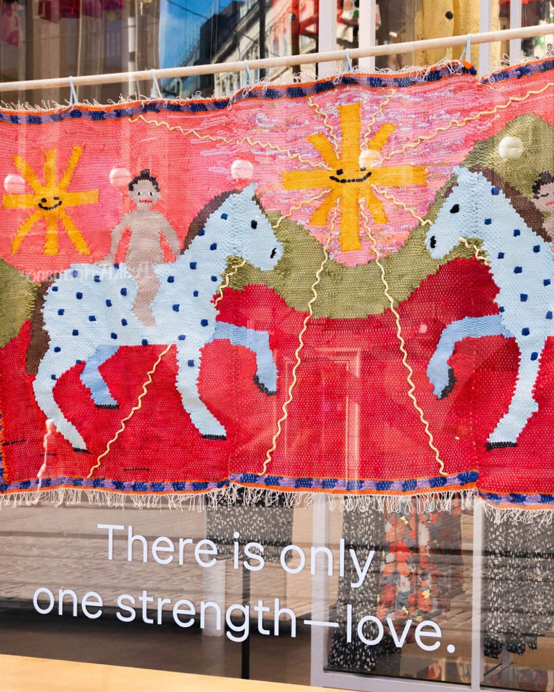 マリメッコさんのインスタグラム写真 - (マリメッコInstagram)「Pride-themed art installations have taken over selected Marimekko store windows in Helsinki, New York, and Bangkok. In Helsinki, we had the pleasure of working with visual and textile artist Anna-Karoliina Vainio.  Anna-Karoliina works with soft materials to create glimpses into colorful and escapist realities. Her woven, knotted, and sewn worlds navigate between the past and the future. The soft, tactile surface and bold colors of the wall hangings invite you to dive into fantasy.  You'll find Anna-Karoliina's artwork at our Aleksinkulma store window. Join the Pride Month celebrations in the comments and enhance your special moments on socials using our new Sateenkaari Unikko GIF stickers. Let's share the love! Helsinki Pride parade takes place on Saturday, July 1.  Learn more—link in bio. #marimekko #pride #helsinki #helsinkipride #pridemonth」6月30日 21時01分 - marimekko