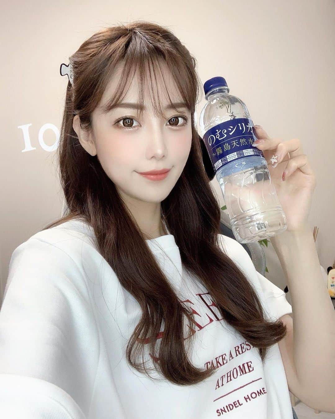 鈴木 あやさんのインスタグラム写真 - (鈴木 あやInstagram)「. ここ数年で本当によく水を飲むように なったなぁって感じるんだけど  そんなお水の中でもオススメする この #のむシリカ は 4大ミネラルの含有量が多く 体の調子を整えてくれるよ🥛  @nomusilica_official   中硬水だけど⁡ 軟水みたいに飲みやすいの☺️♥️ ⁡ ⁡ 20%オフキャンペーン実施中みたいで 2箱以上で送料無料だそう🙋🏻‍♀️ (⚠️予告なく終了する場合があります ⚠️)  これからどんどん暑くなるし☀️ 毎日飲むお水でお肌の調子が良くなったら 嬉しいよね🕊️🤍   ⁡ ⁡ #シリカ #シリカ水 #のむシリカ#supported#ナチュラルミネラルウォーター #霧島天然水 #美容 #ケイ素 #霧島天然水」6月30日 21時01分 - ayachu69