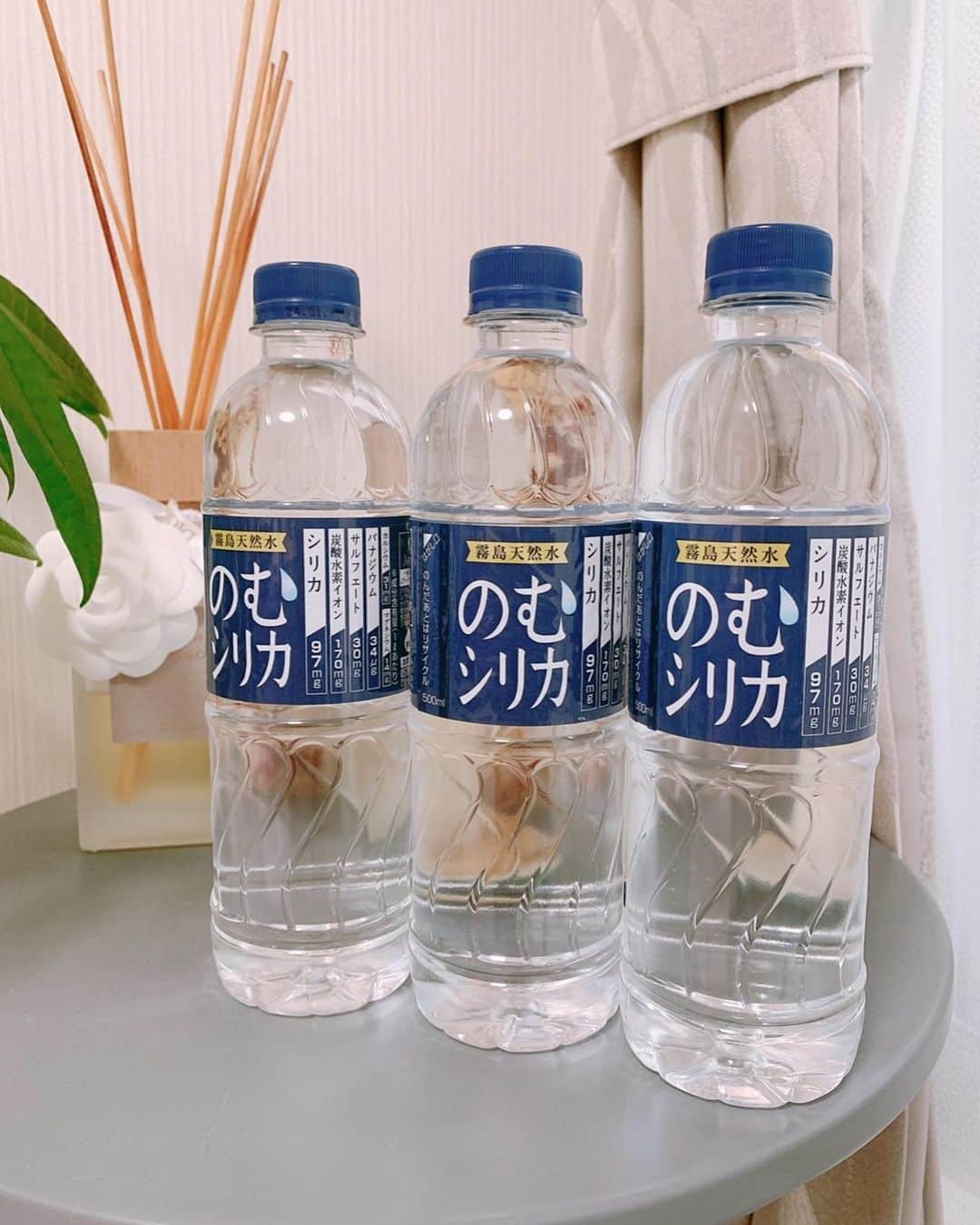 鈴木 あやさんのインスタグラム写真 - (鈴木 あやInstagram)「. ここ数年で本当によく水を飲むように なったなぁって感じるんだけど  そんなお水の中でもオススメする この #のむシリカ は 4大ミネラルの含有量が多く 体の調子を整えてくれるよ🥛  @nomusilica_official   中硬水だけど⁡ 軟水みたいに飲みやすいの☺️♥️ ⁡ ⁡ 20%オフキャンペーン実施中みたいで 2箱以上で送料無料だそう🙋🏻‍♀️ (⚠️予告なく終了する場合があります ⚠️)  これからどんどん暑くなるし☀️ 毎日飲むお水でお肌の調子が良くなったら 嬉しいよね🕊️🤍   ⁡ ⁡ #シリカ #シリカ水 #のむシリカ#supported#ナチュラルミネラルウォーター #霧島天然水 #美容 #ケイ素 #霧島天然水」6月30日 21時01分 - ayachu69