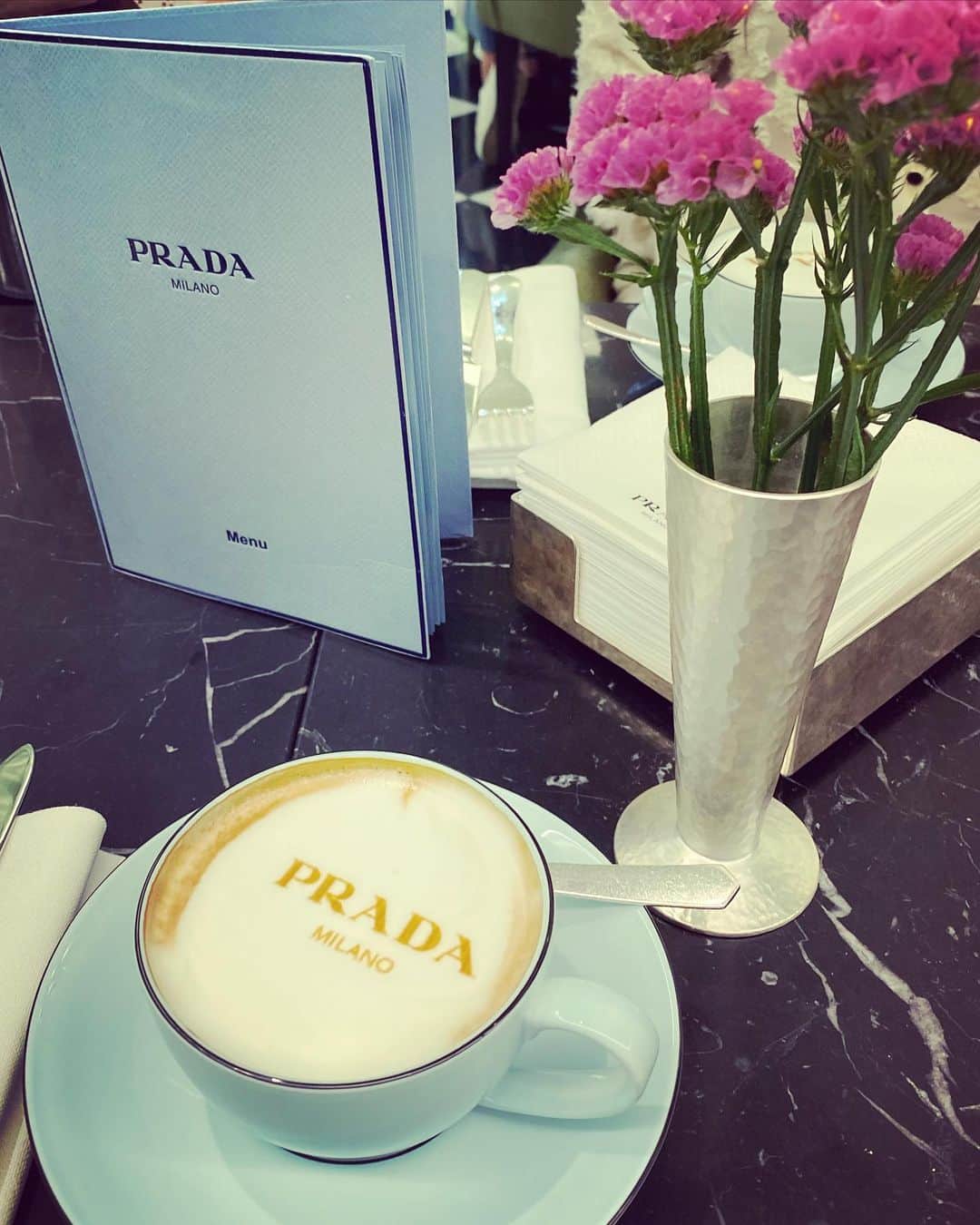 秋元玲奈さんのインスタグラム写真 - (秋元玲奈Instagram)「I enjoyed a delightful morning coffee at Prada cafe in Harrods☕️❤️  乙女心を刺激されまくりの素敵な空間。  #london #londonlife #pradacafe #harrods」6月30日 20時53分 - rena_akimoto