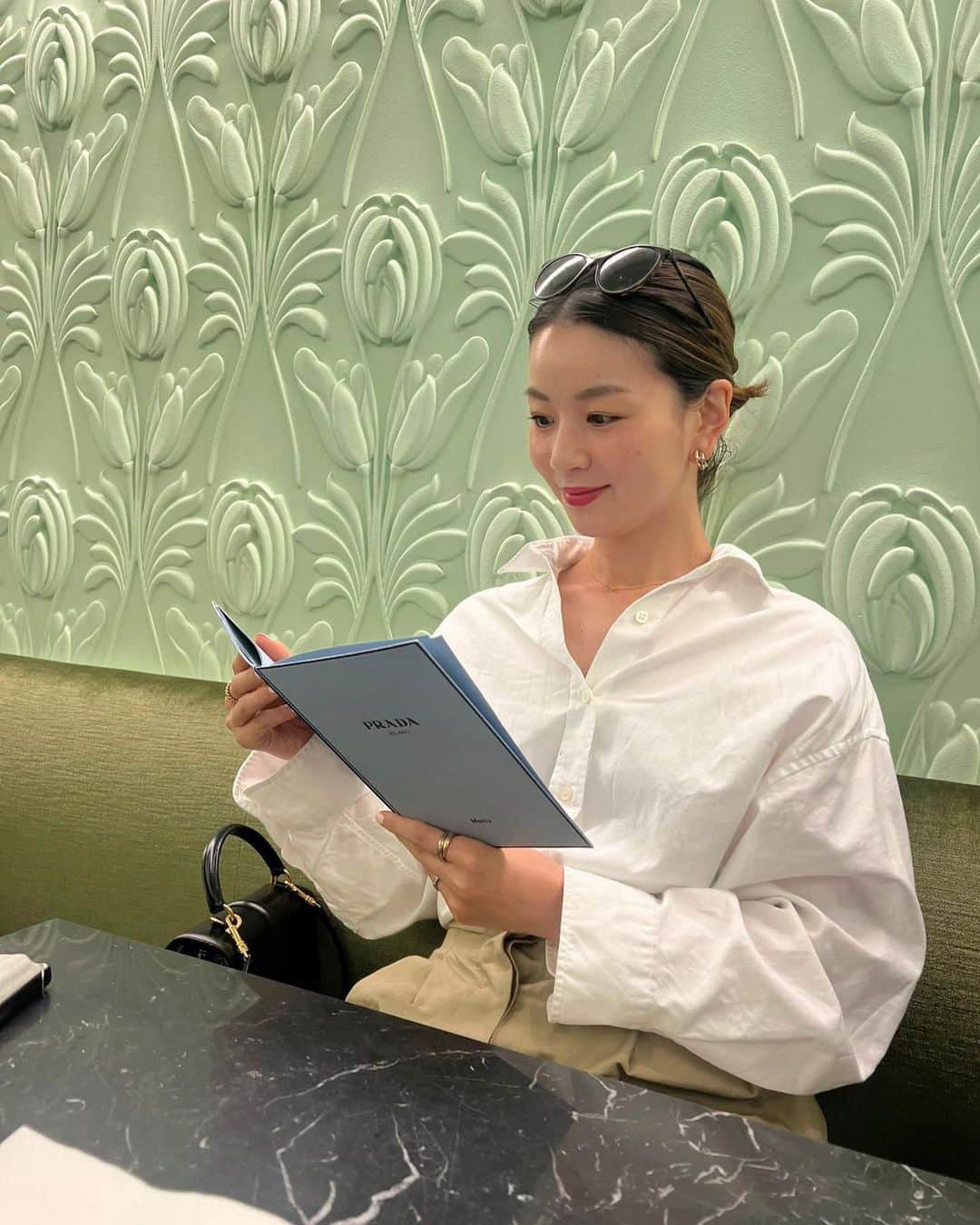 のインスタグラム：「I enjoyed a delightful morning coffee at Prada cafe in Harrods☕️❤️  乙女心を刺激されまくりの素敵な空間。  #london #londonlife #pradacafe #harrods」
