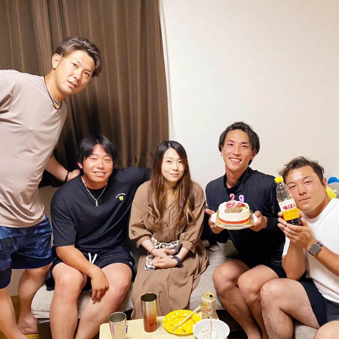 小関翔太のインスタグラム：「お疲れ様です🙌  6月29日 土門夫妻 & 松尾誕生日 & まちゃまちゃ ホームパーティーしましたとさ🤣  れいかちゃんまたおいでー🙋  松尾29歳おめでとう🎉  #かずさマジック  #君津 #木更津 #富津 #袖ヶ浦  #松尾雄亮  #土門愛大  #山崎亨  #テキーラ #ポン酢  #なくなった  #誕生日おめでとう   のん美味しいご飯いつもありがとう🙇  #小関翔太   でわー🙌」