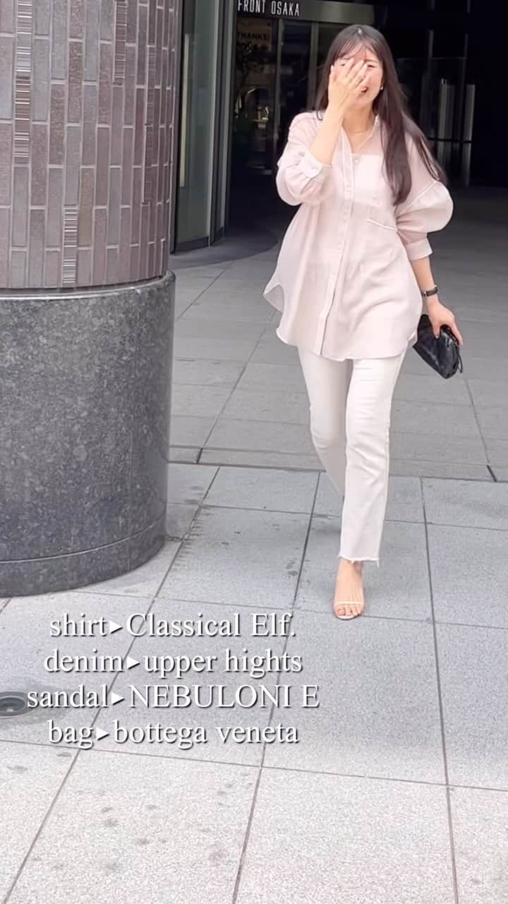 n.etsuuのインスタグラム：「2023.6.30  また柱をぐるっと周って  こんにちは笑。  shirt▸Classical Elf. denim▸upper hights sandal▸NEBULONI E bag▸bottega veneta  @classicalelf_official  大人のフェミニン。 シアーバンドカラービッグシャツ  程よい透け感で、 羽織るだけで旬なコーデに♡  #classicalelf　#クラシカルエルフ #エルフコーデ #タイアップ #zozo #zozotown #カジュアルコーデ#アラフォーファッション#大人カジュアル#綺麗めカジュアル#高身長コーデ#プチプラコーデ#シンプルコーデ#30代ファッション#ママコーデ」