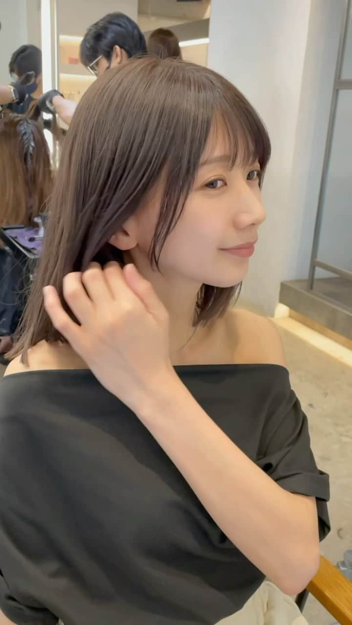 吉田達弥のインスタグラム：「みゆきさんのNew style ✨  ぱつっとカットにして 顔まわりに扱いやすいレイヤーを入れてます👏✨  ストレートアイロン仕上げのサラッとスタイル✂︎  ぜひカウンセリングで使ってください😊✨  #レイヤー #くびれレイヤー #レイヤーカット #まろやかベージュ #まろみベージュ #まろベージュ #スタイリング #カラー #ストレートヘア #ポニーテール #ヘアアレンジ #シークレットハイライト #韓国風 #フェイスレイヤー #巻き髪 #吉田達弥」