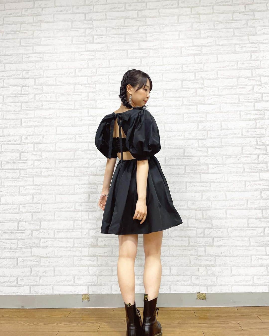 加藤夕夏さんのインスタグラム写真 - (加藤夕夏Instagram)「🖤🖤🖤  写真集お渡し会 足元の悪い中来てくださった皆様 ありがとうございました☔️🖤✨  #加藤夕夏1st写真集　#心に秘めたもの #写真集 #加藤夕夏 #NMB48 #アイドル　#グラビア #うかしふく #背中♡ #ヘアアレンジ　#三つ編みヘア」6月30日 21時08分 - uuka_nmb