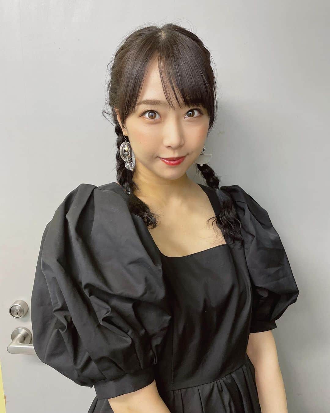 加藤夕夏のインスタグラム：「🖤🖤🖤  写真集お渡し会 足元の悪い中来てくださった皆様 ありがとうございました☔️🖤✨  #加藤夕夏1st写真集　#心に秘めたもの #写真集 #加藤夕夏 #NMB48 #アイドル　#グラビア #うかしふく #背中♡ #ヘアアレンジ　#三つ編みヘア」