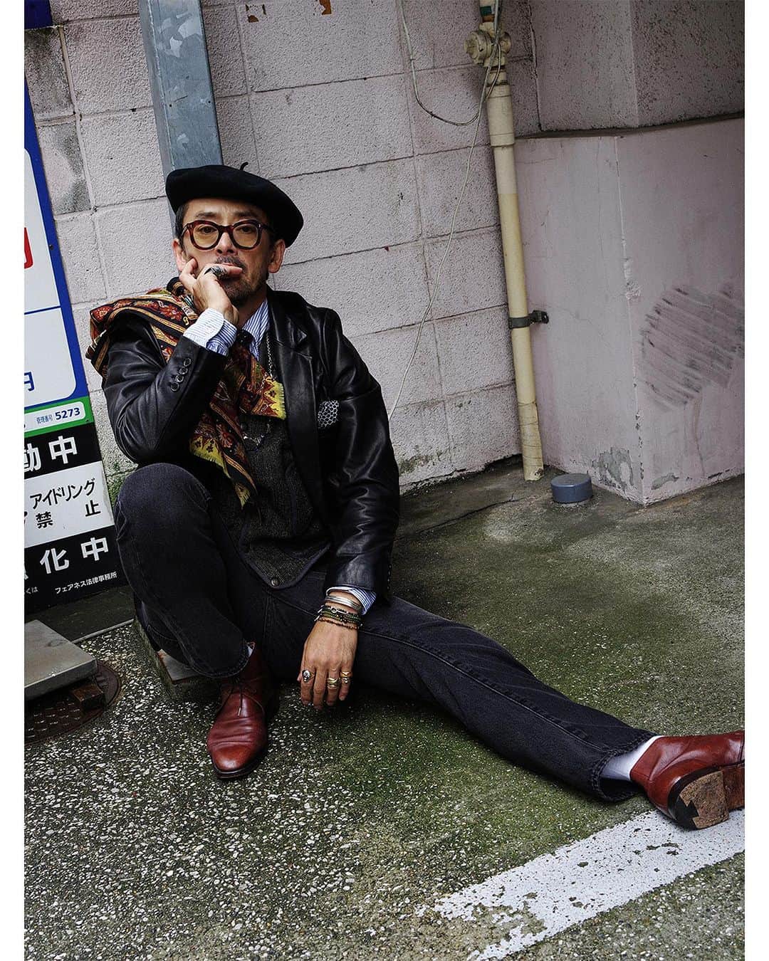 のインスタグラム：「俳優・滝藤賢一が表現する Levi’s®の501®。 ---- ⁡ ⁡ 今年で生誕150周年を迎えたLevi’s®の名作「501®」。 ⁡ ジーンズの原点であるこのモデルを、 「JOURNAL STANDARD」「ÉDIFICE」「JOURNAL STANDARD relume」「417 EDIFICE」の 4ブランドが別注。 ⁡ 象徴的なストレートシルエットはそのままに、ディテールや加工、 サイズ感に手を加え、“いま穿きたい”アイテムへとアップデートしました。 ⁡ そんな別注アイテムと共に、表現力の幅を披露してくれたのは、俳優の滝藤賢一さん。 ⁡ 写真家・鈴木親さん撮り下ろしのビジュアルと共に、彼の芝居にかける想いについて迫りました。 ⁡ ⁡ ⁡ ◇【Levi’s】別注501(R) ORIGINAL DARK INDIGO ¥15,400税込 ⁡ ⁡ ◇【Levi’s】別注501(R) ORIGINAL BLACK ¥15,400税込 ⁡ ⁡ ⁡ ⁡ Starring_Kenichi Takito Photo_Chikashi Suzuki @chikashisuzuki1972 Styling_Toru Yamazaki Hair & Make Up_Haruna Yamamoto Text_Yuichiro Tsuji Edit_Ryotaro Miyazaki ⁡ ⁡ ------------------  #滝藤賢一 ⁡ #2023SS #journalstandard #baycrews #fashion #journalstandardmens #journalstandardladies#ジャーナルスタンダード」