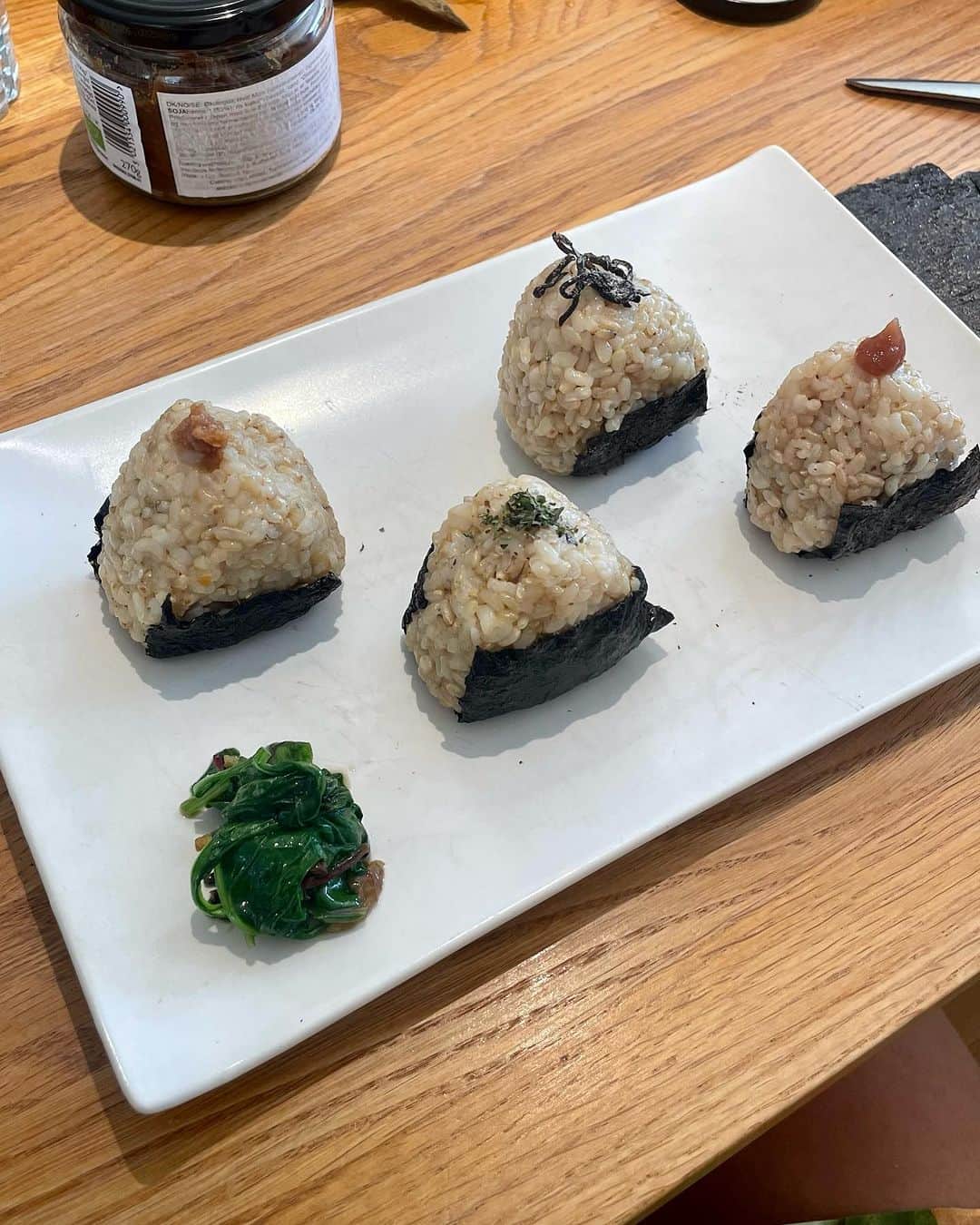 大野南香さんのインスタグラム写真 - (大野南香Instagram)「*Brown rice onigiri 🍙  I wanted to experiment with brown rice so I borrowed this cooker to try. I worked very fine and I'm so impressed by the modern technology...Just press the button and then here's the cooked rice! Wow so easy!   I love my lovely old pressure cooker that I brought from Japan but sometimes it's also nice to learn how to use a electronic cooker.  お友達の持ってる電気圧力鍋で玄米炊いてみた。 最近の家電製品はすごい。ボタン押すだけであっという間にお米が炊ける、、、。  最先端の電化製品とは縁がなくて 便利だな〜って感心しちゃった。  やっぱりいつもの圧力鍋が安心するし使いやすいし私的にはベストだけど 電化製品でも美味しく炊けるように学ぶ価値もある！  #everydayhappy � ☺︎  #brownrice #玄米」6月30日 21時02分 - minaka_official