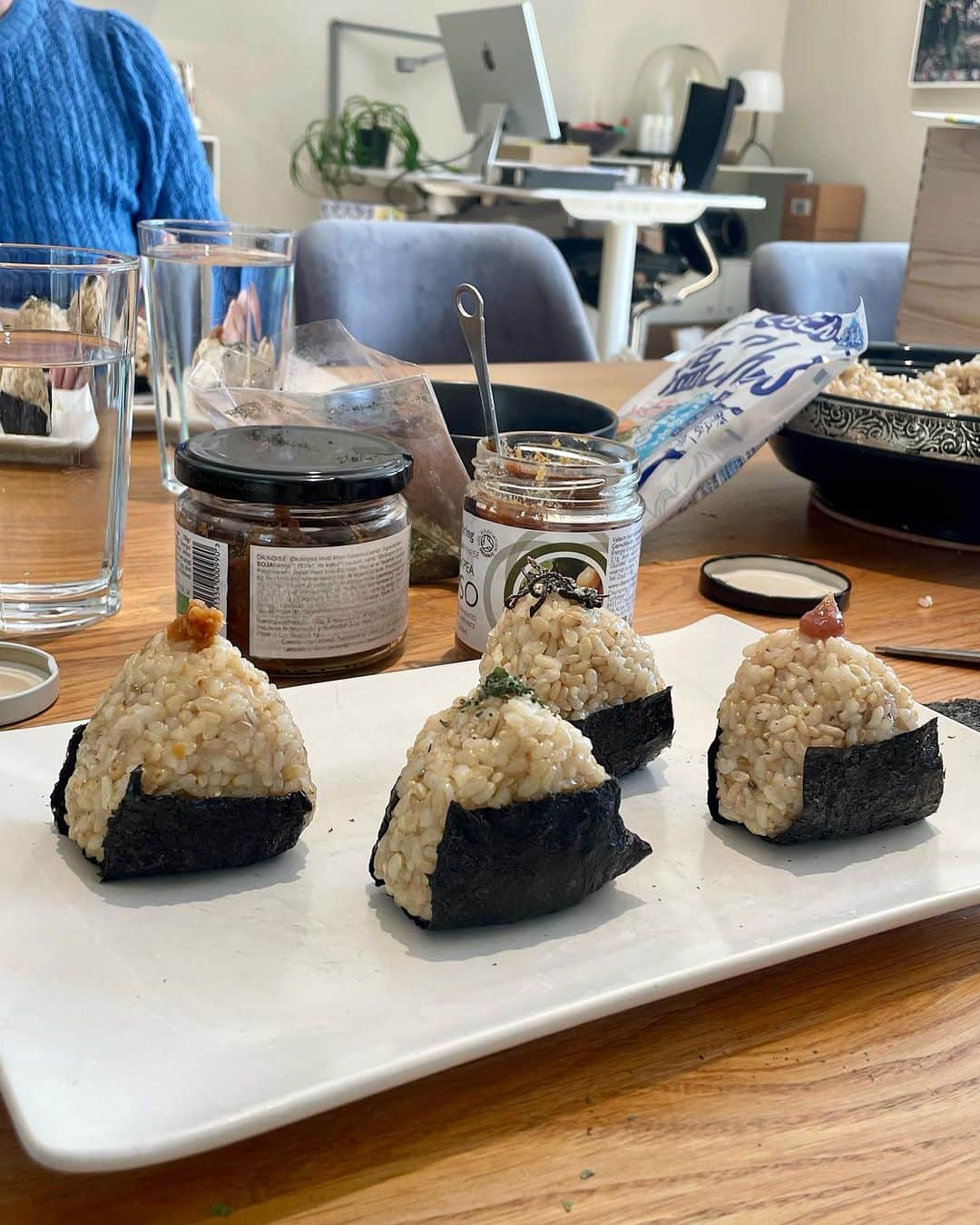 大野南香さんのインスタグラム写真 - (大野南香Instagram)「*Brown rice onigiri 🍙  I wanted to experiment with brown rice so I borrowed this cooker to try. I worked very fine and I'm so impressed by the modern technology...Just press the button and then here's the cooked rice! Wow so easy!   I love my lovely old pressure cooker that I brought from Japan but sometimes it's also nice to learn how to use a electronic cooker.  お友達の持ってる電気圧力鍋で玄米炊いてみた。 最近の家電製品はすごい。ボタン押すだけであっという間にお米が炊ける、、、。  最先端の電化製品とは縁がなくて 便利だな〜って感心しちゃった。  やっぱりいつもの圧力鍋が安心するし使いやすいし私的にはベストだけど 電化製品でも美味しく炊けるように学ぶ価値もある！  #everydayhappy � ☺︎  #brownrice #玄米」6月30日 21時02分 - minaka_official