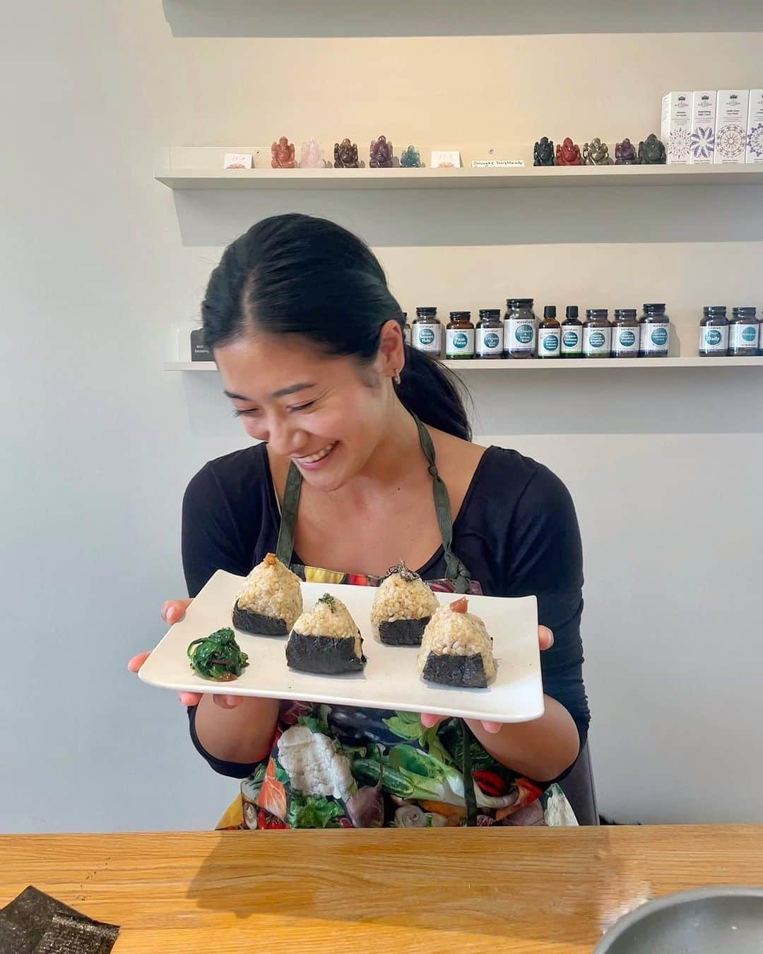 大野南香のインスタグラム：「*Brown rice onigiri 🍙  I wanted to experiment with brown rice so I borrowed this cooker to try. I worked very fine and I'm so impressed by the modern technology...Just press the button and then here's the cooked rice! Wow so easy!   I love my lovely old pressure cooker that I brought from Japan but sometimes it's also nice to learn how to use a electronic cooker.  お友達の持ってる電気圧力鍋で玄米炊いてみた。 最近の家電製品はすごい。ボタン押すだけであっという間にお米が炊ける、、、。  最先端の電化製品とは縁がなくて 便利だな〜って感心しちゃった。  やっぱりいつもの圧力鍋が安心するし使いやすいし私的にはベストだけど 電化製品でも美味しく炊けるように学ぶ価値もある！  #everydayhappy � ☺︎  #brownrice #玄米」