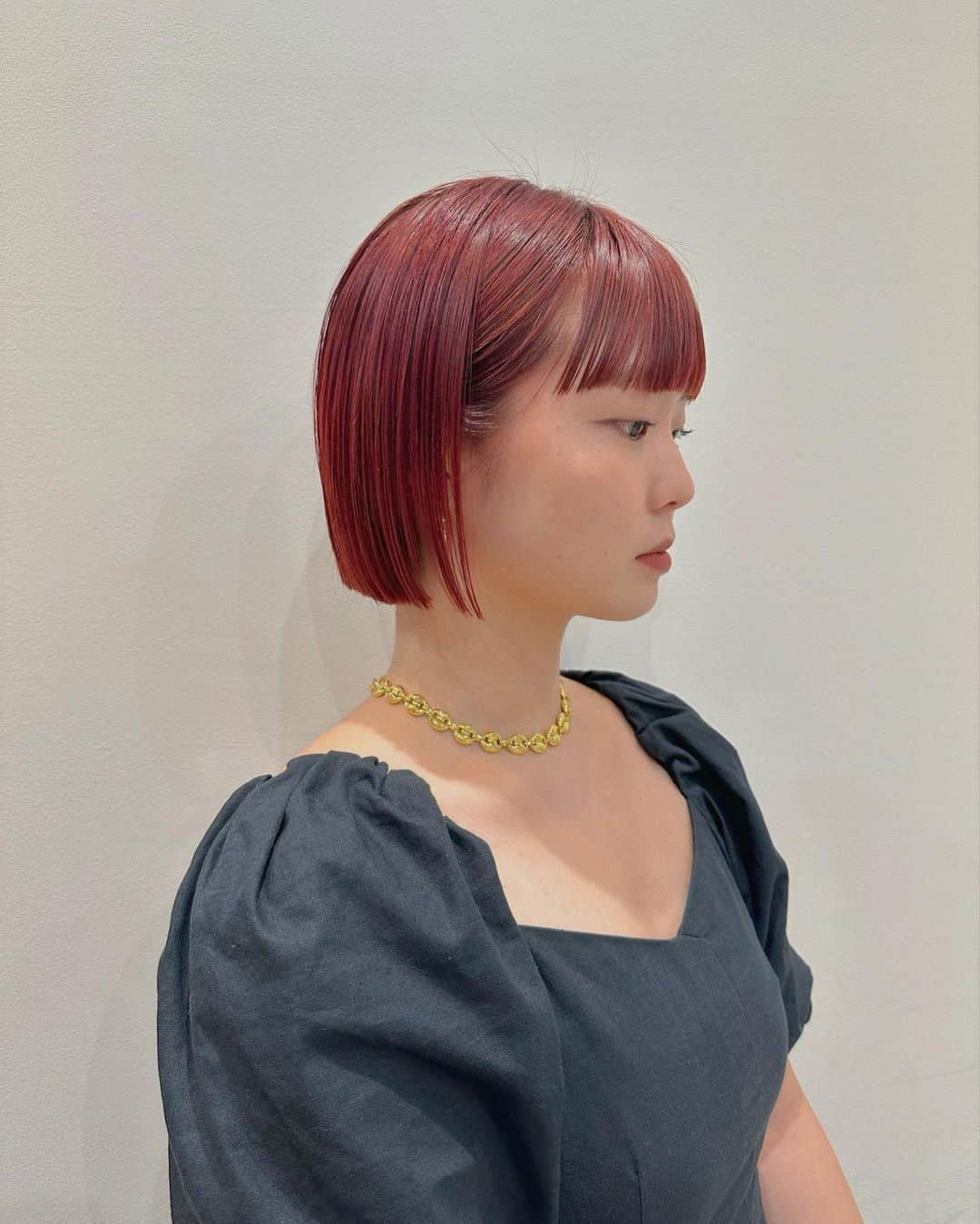 Momoのインスタグラム：「. cherry red 🍒 . けいちゃんメンテ👩‍🦰👩‍🦰♡ いつも任せてくれてありがとう🫶🫶 . @yu__r_a0825 ♡ . .  . ✔️画像を保存してカウンセリングの 時にみせてください♡♡ .  イメージを変えたいけど短くするのも ブリーチをするのも勇気がいる🥺 . そんな方にも幅広くその方にあった提案 をさせて頂き一緒におしゃれを楽しみましょう♡ . ブリーチカラーは【ケアブリーチ】を 推奨しております♡ . ケアブリーチは従来よりも髪の毛への ダメージが94%cutされます！ . ブリーチなしのダブルカラーも 提案させて頂きますのでぜひご相談ください♡ . 12／3から 新店舗　GARD/ëN (ガーデン／エン) がopen♡♡ . 場所は表参道♡♡ 新しいこだわりのつまったお店で ぜひお会いできるのを楽しみに お待ちしております♡♡ . . ご予約はTOPからご予約サイト に飛べます✈︎♡(料金もそちらを参考に) . ご新規様も喜んでお待ちしております♡ . お電話.DMからも受け付けております♡ (DMは返信が遅くなる可能性が ございますのでそちらご了承下さい🙇‍♀️)  . .  〒150-0001 東京都渋谷区神宮前5-39-2 2F . TEL☎︎ 03-6712-5995 . 表参道駅から徒歩5分🚶🏼‍♀️(A1出口) ( 銀座線/千代田線/半蔵門線 ) . . 月 定休日 火・水　11:00〜20:00 木・金　12:00〜20:30 土　10:00〜19:00 日　10:00〜19:00 祝　10:00〜19:00 . . ぜひ、ご予約お待ちしてます♡♡ . codeアカウントはこちら   @__cd.momo____________ ♡ . ぜひフォローしてください♡ .」