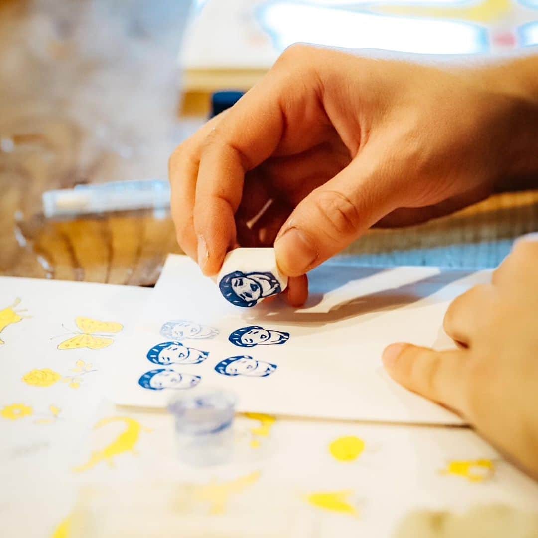 津久井智子さんのインスタグラム写真 - (津久井智子Instagram)「#津久井智子展 in 麻こころ茶屋 @macocorochaya  天草出身・在住の写真家の錦戸 俊康さん @nishikidotoshiyasu が、 ワークショップ中にこんな素敵な写真を撮影してくださいました。 1枚目のは店内の丸い鏡に映った風景😳🪞 なんてオシャレな撮り方！！  展示は本日までの予定でしたが、土日の2日間延長して、7/2までお店に置いていただくことになりました。 ドーナッツとコーヒーの販売もありますので、タイミング合う方は明日・明後日ぜひお越しください😊」6月30日 21時18分 - tomokotsukui