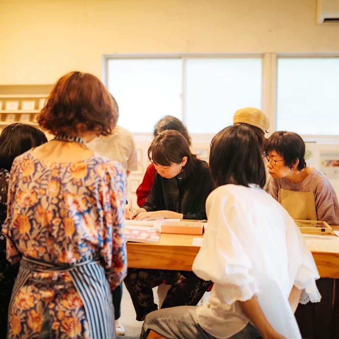 津久井智子さんのインスタグラム写真 - (津久井智子Instagram)「#津久井智子展 in 麻こころ茶屋 @macocorochaya  天草出身・在住の写真家の錦戸 俊康さん @nishikidotoshiyasu が、 ワークショップ中にこんな素敵な写真を撮影してくださいました。 1枚目のは店内の丸い鏡に映った風景😳🪞 なんてオシャレな撮り方！！  展示は本日までの予定でしたが、土日の2日間延長して、7/2までお店に置いていただくことになりました。 ドーナッツとコーヒーの販売もありますので、タイミング合う方は明日・明後日ぜひお越しください😊」6月30日 21時18分 - tomokotsukui