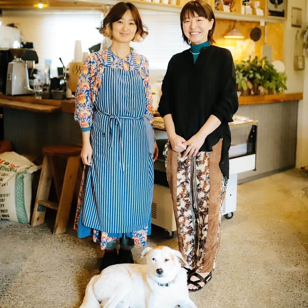 津久井智子さんのインスタグラム写真 - (津久井智子Instagram)「#津久井智子展 in 麻こころ茶屋 @macocorochaya  天草出身・在住の写真家の錦戸 俊康さん @nishikidotoshiyasu が、 ワークショップ中にこんな素敵な写真を撮影してくださいました。 1枚目のは店内の丸い鏡に映った風景😳🪞 なんてオシャレな撮り方！！  展示は本日までの予定でしたが、土日の2日間延長して、7/2までお店に置いていただくことになりました。 ドーナッツとコーヒーの販売もありますので、タイミング合う方は明日・明後日ぜひお越しください😊」6月30日 21時18分 - tomokotsukui