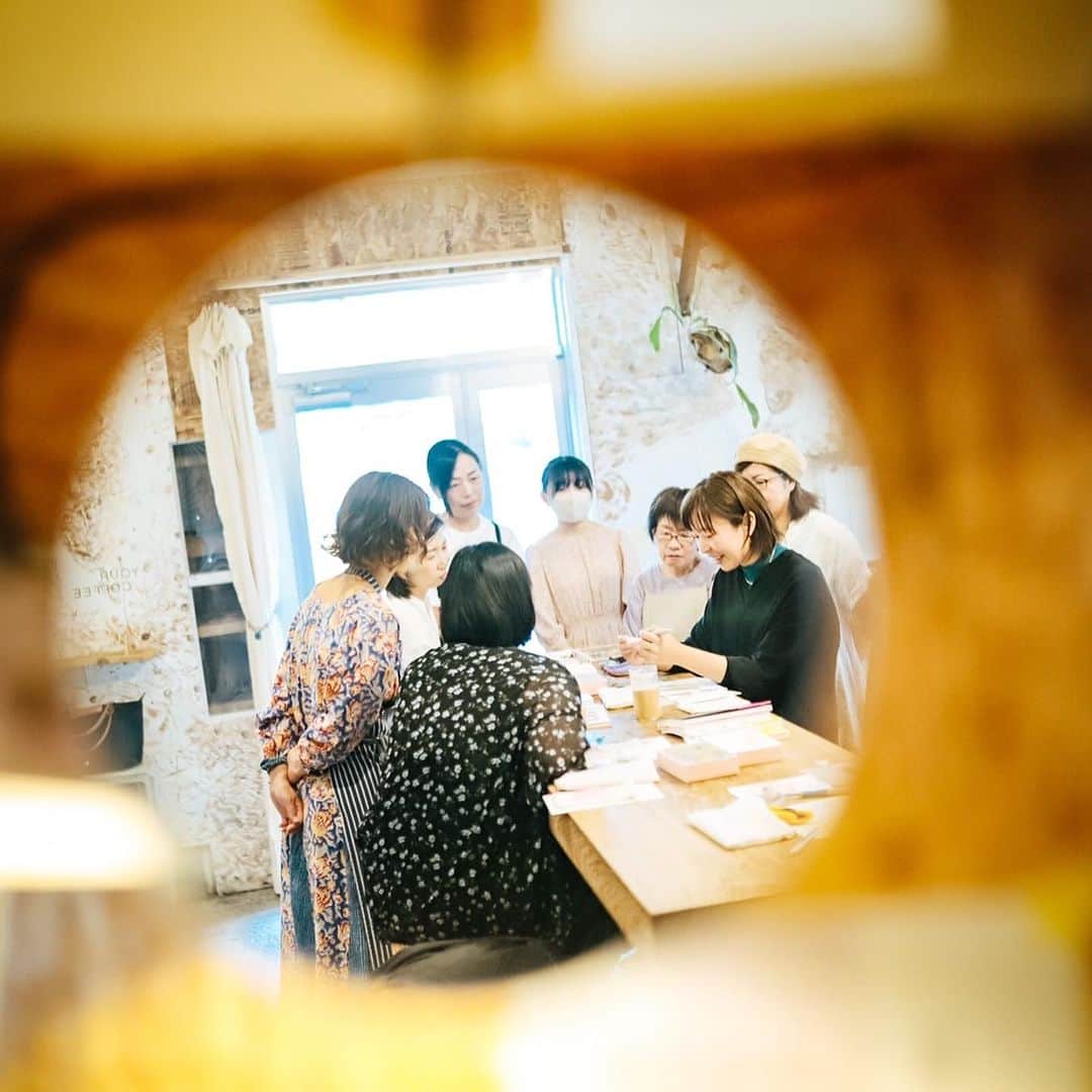 津久井智子のインスタグラム：「#津久井智子展 in 麻こころ茶屋 @macocorochaya  天草出身・在住の写真家の錦戸 俊康さん @nishikidotoshiyasu が、 ワークショップ中にこんな素敵な写真を撮影してくださいました。 1枚目のは店内の丸い鏡に映った風景😳🪞 なんてオシャレな撮り方！！  展示は本日までの予定でしたが、土日の2日間延長して、7/2までお店に置いていただくことになりました。 ドーナッツとコーヒーの販売もありますので、タイミング合う方は明日・明後日ぜひお越しください😊」