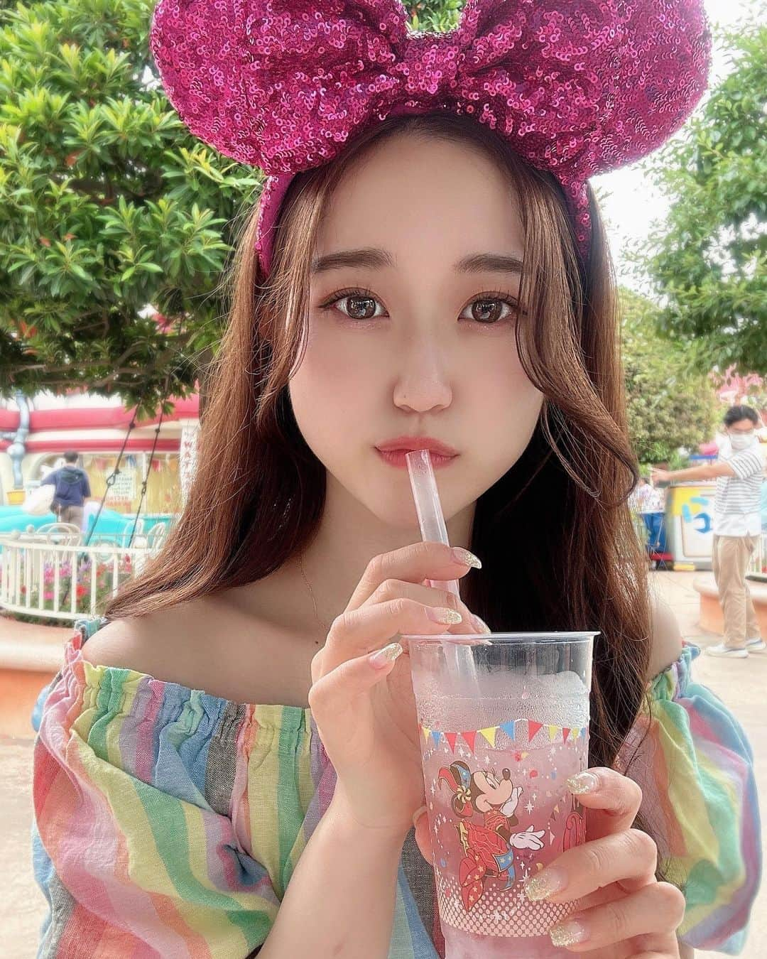 あいりのインスタグラム：「🎀 40周年ミニーちゃんコーデしたよ🏰🐭💖🌈  1枚目と2枚目どっちが好き？😶📸  #サロンモデル#撮影依頼受付中#フリーモデル#ディズニーランド#ディズニーコーデ#ディズニー40周年」