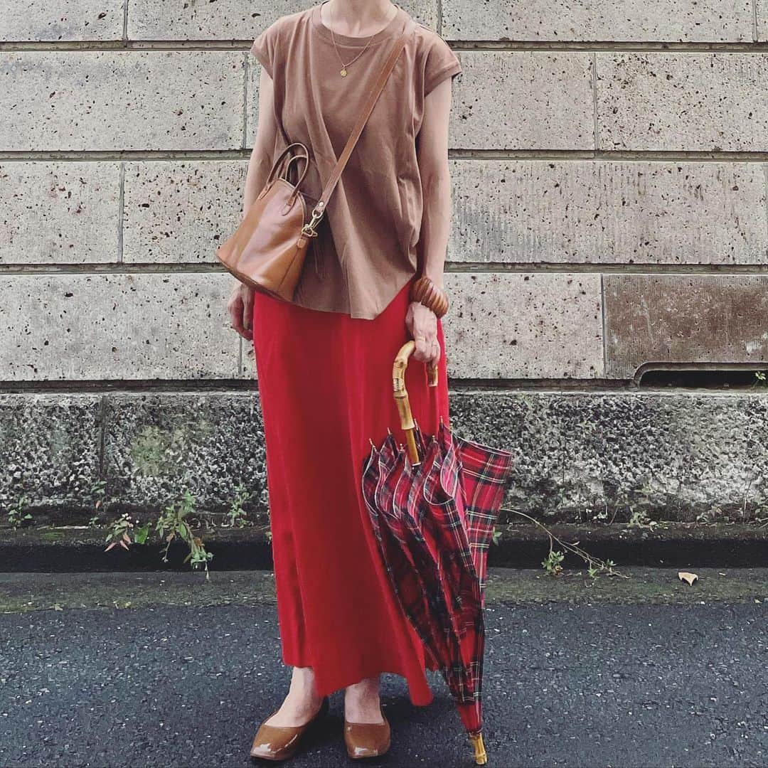 canariaさんのインスタグラム写真 - (canariaInstagram)「_  傘から考えたコーデ 赤をリンクさせて×ブラウン合わせ  tops #canaria_style skirt #gu shoes #theusefulstand  umbrella #traditionalweatherwear  bag #hayni  #アラフィフファッション #50代ファッション #大人カジュアル #雨の日コーデ #canariacoordinates」6月30日 21時12分 - canaria_rs