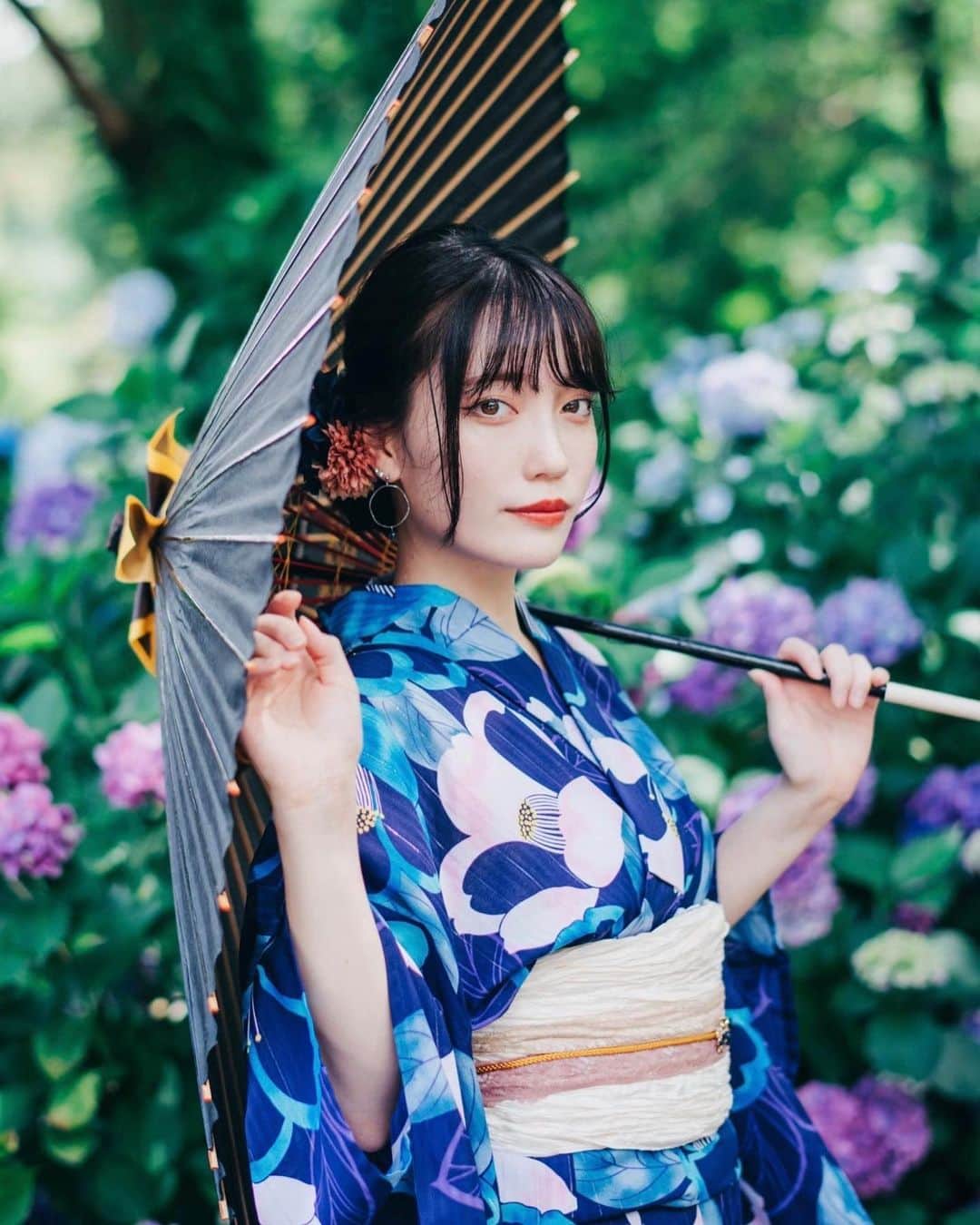 柚木ふゆのインスタグラム：「・ ・ ・ 和傘 ・ ・ ・ photo by kj さん ・ ・ ・ ・ ・ ・ ・ ・ ・ ・ ・ ・ ・ #instaphoto #portrait #portraitphotography #photo #photography #model #film #camera #japan #japanesegirl #girl #ポートレート #ポートレートモデル #被写体 #被写体モデル #浴衣女子 #サロンモデル #カメラ女子 #カメラ好きな人と繋がりたい #写真好きな人と繋がりたい #浴衣 #浴衣ヘアアレンジ #makeup #人像攝影 #人物攝影 #模特 #攝影 #紫陽花 #アジサイ #紫陽花寺」
