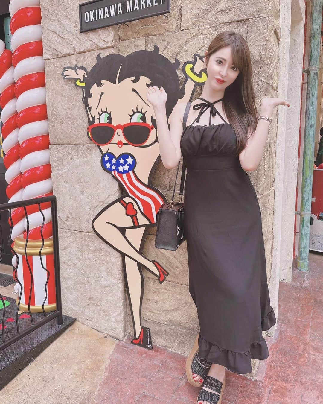 桃瀬えりなさんのインスタグラム写真 - (桃瀬えりなInstagram)「写真スポットいっぱい👼🏻‎🪽 ベティちゃんもいたよ♥️🖤  #okinawa #trip #rady #chloe #rolex #follow #followme #沖縄 #旅行 #北谷 #美浜アメリカンビレッジ #天使の羽 #ベティちゃん #蝶々」6月30日 21時15分 - eri_rin1221