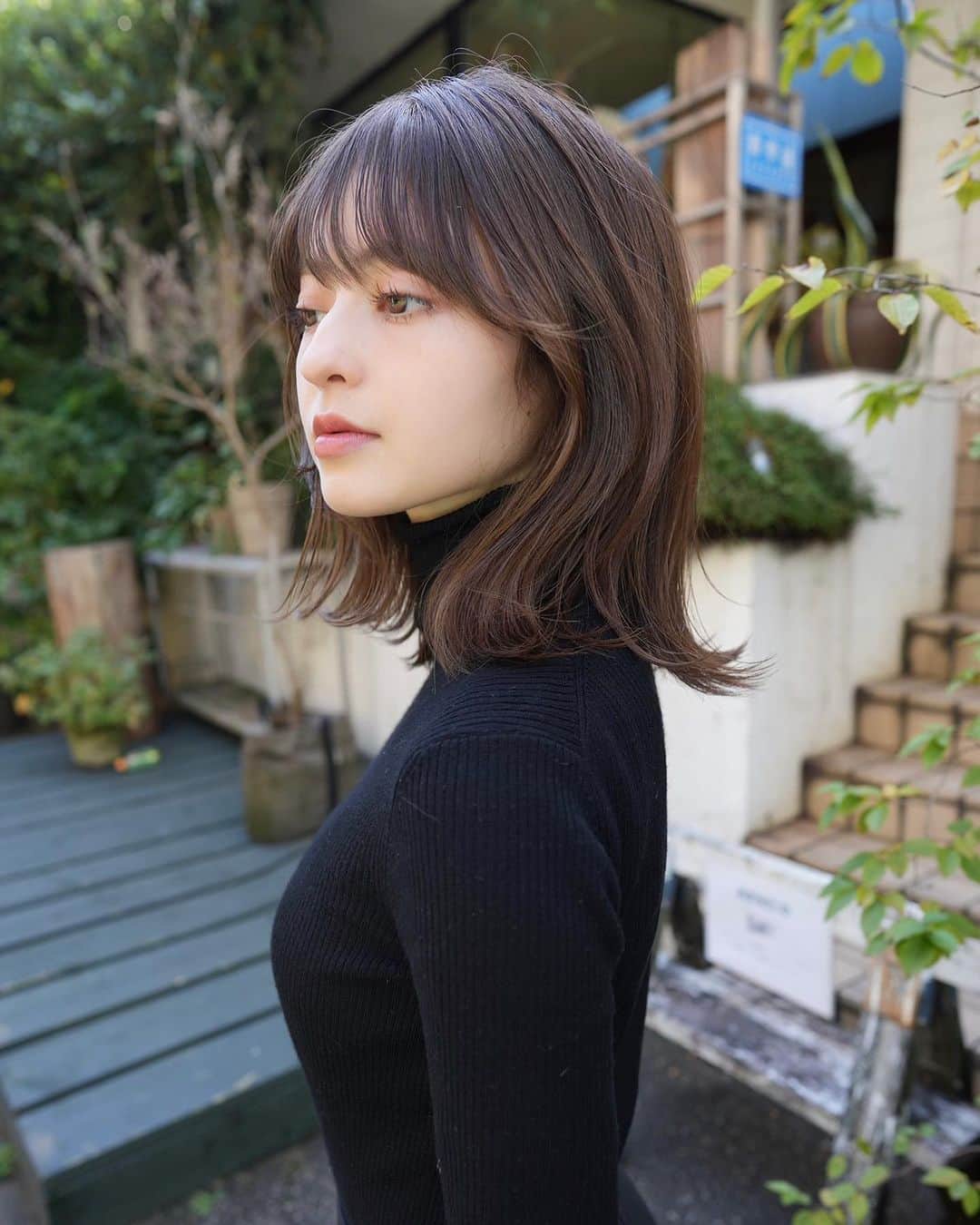 齋藤純也のインスタグラム：「ミディアムレイヤースタイル✂︎  大きく柔らかく動くヘアスタイルが得意です^_^ ハサミの入れ方の一工夫で大きく変わります 骨格と輪郭と髪質に合わせて誰よりも似合うヘアスタイルをご提案させていただきます🙇‍♂️  ✴︎PRICE✴︎ カット✂︎7700円 カラー✂︎7700円  カットなしの場合シャンプーブロー料金+2200円 カラーはトリートメントin処方で圧倒的な艶感と手触りをプラスします。 ブリーチor3Dハイライト施術はプラス7700円です。 パーマ✂︎7700円 トリートメント✂︎種類多数によりカウンセリングで決めさせていただきます。5500円〜11000円 縮毛矯正✂︎17600円、前髪のみは6600円 ・ ネット予約が×の所もお電話かDMで時間調整できますので気軽にご連絡ください！ kelly.表参道本店　A1出口より徒歩45秒 東京都渋谷区神宮前5-2-5 JY表参道ビル２Ｆ kelly. ・ ・ ✔️群馬県伊勢崎市で出勤するスケジュールは隔週水曜日です。 群馬店は料金が異なります、お問い合わせください 群馬のご予約はＤＭまたは ホットペッパービューティーで  kelly. by L.O.G 検索✂︎ 在籍日程が少なくて申し訳ありません。 薬剤は最新のものを揃えました 群馬県伊勢崎市宮前町146-1」