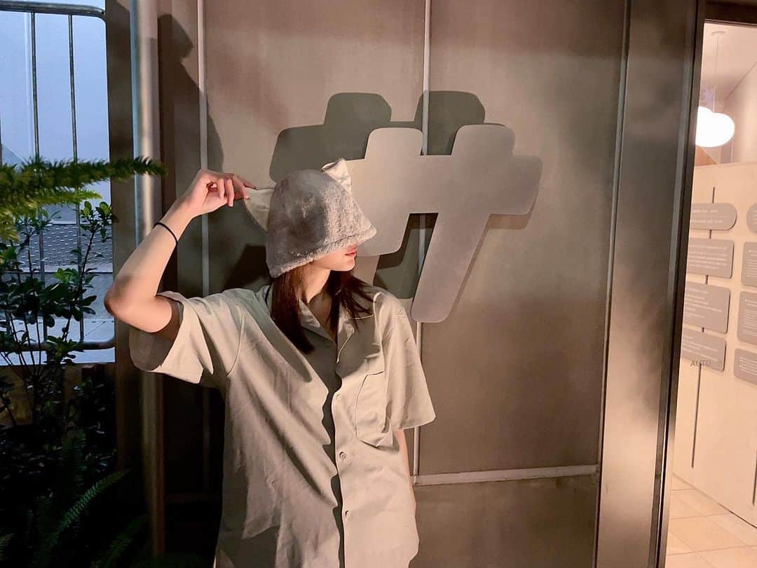 のインスタグラム：「渋谷SAUNAS︎︎☺︎  色んな種類のサウナがあって 探検するのめちゃくちゃ楽しい…！ 一発目からタイミングよくアウフグース入れたんだけど 音楽に合わせてタオルが舞うのが見てて楽しい。とても良かった  まるでサウナのテーマパーク。最高でした  サウナハットはイベントの時に 誕生日プレゼントでいただいたやつ☺️ 猫耳かわいっ🐱」