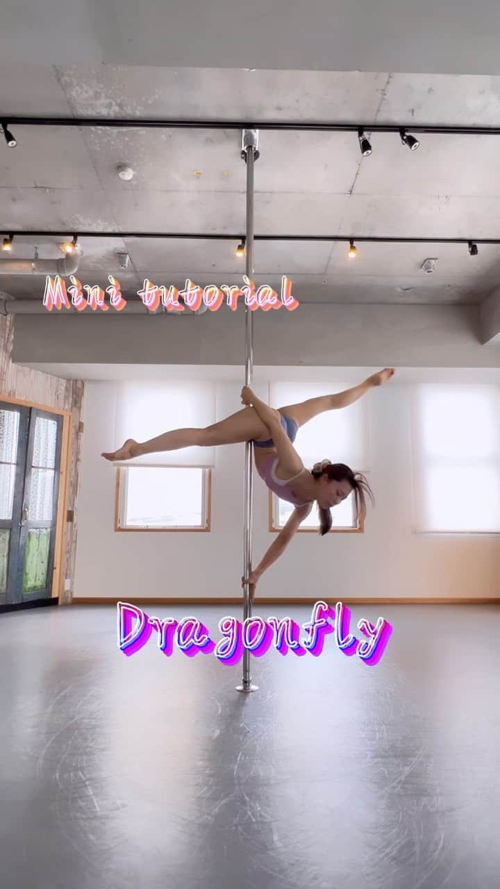 のインスタグラム：「ちょこっと How to動画🧚‍♀️  今回は #pddragonfly 💛 下の手をしっかり張る事がポイント👍  挑戦したよー！出来たよー！ のタグ付け待ってます🫡💕　  Wearing @menuet_official 💋  #poledance #pdtricks #pdtutorial  #spinningpole」