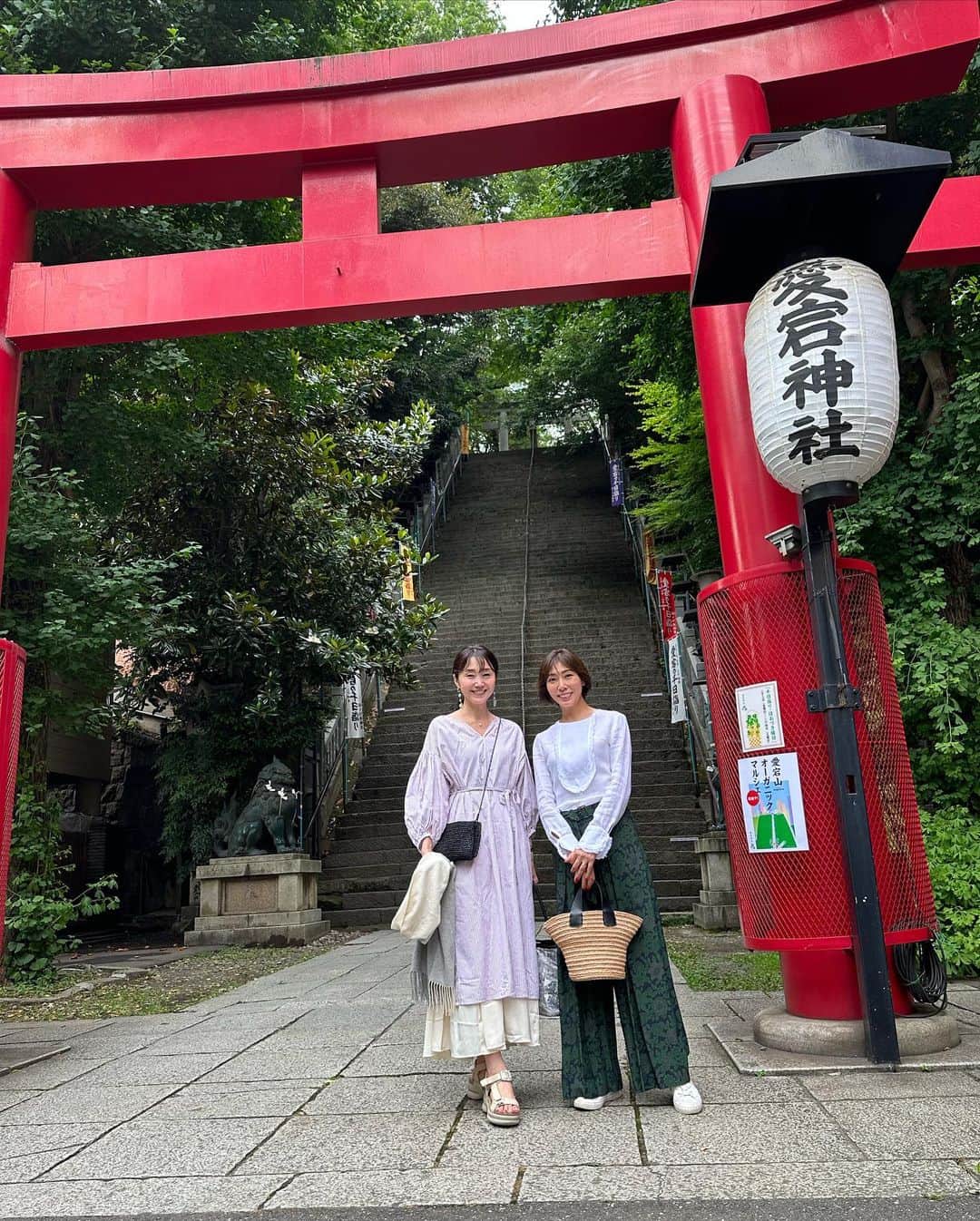 織香のインスタグラム：「今日で今年前半も終了☺︎  先日@reiyoshikawa と一緒に 愛宕神社のほおづき市🧡千日参りへ。  夏越しの祓の茅の輪をくぐり、お参り。 ほおづきを買うと社殿内でお祓いしていただけました✨ 上半期の穢れが祓われて清々しい気分✴︎✴︎✴︎  身体も心も元気に過ごせてる事に感謝です♡ これから夏本番だけど、暑さにめげずに笑顔で過ごしたいなぁ🌻🍉👘🩵 2023後半もよろしくお願いします😊  #愛宕神社 #千日参り #ほおづき市 #出世の階段 #感謝です」