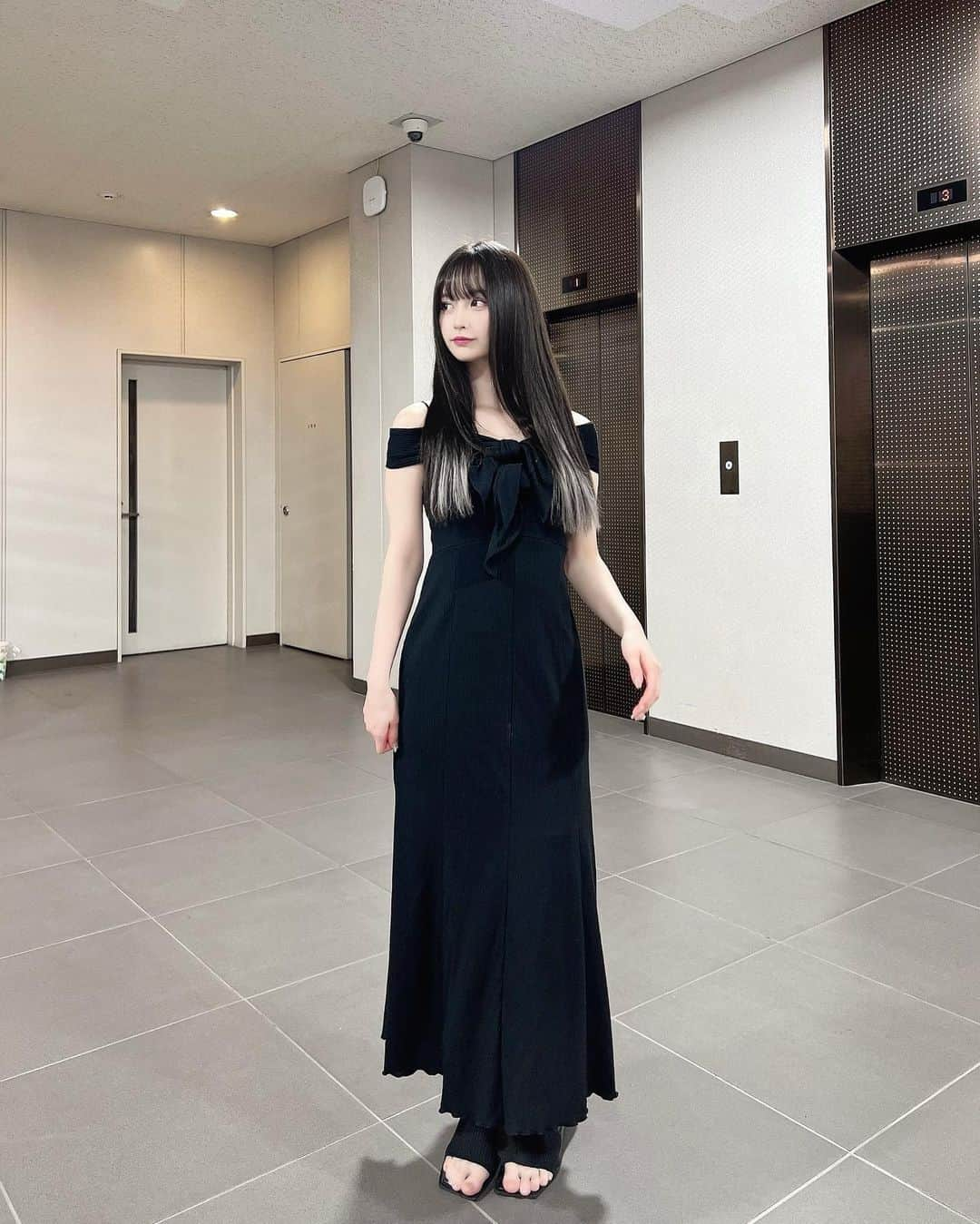 山本望叶さんのインスタグラム写真 - (山本望叶Instagram)「黒ワンピ ♥  #ootd #code #コーデ #夏服コーデ #ワンピース #ワンピース #ブラックコーデ #モノトーンコーデ #mercuryduo #randa #pr」6月30日 21時20分 - mikana.yamamoto