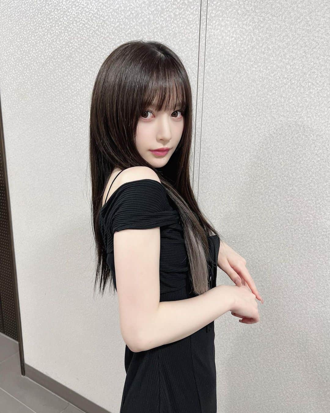 山本望叶のインスタグラム：「黒ワンピ ♥  #ootd #code #コーデ #夏服コーデ #ワンピース #ワンピース #ブラックコーデ #モノトーンコーデ #mercuryduo #randa #pr」