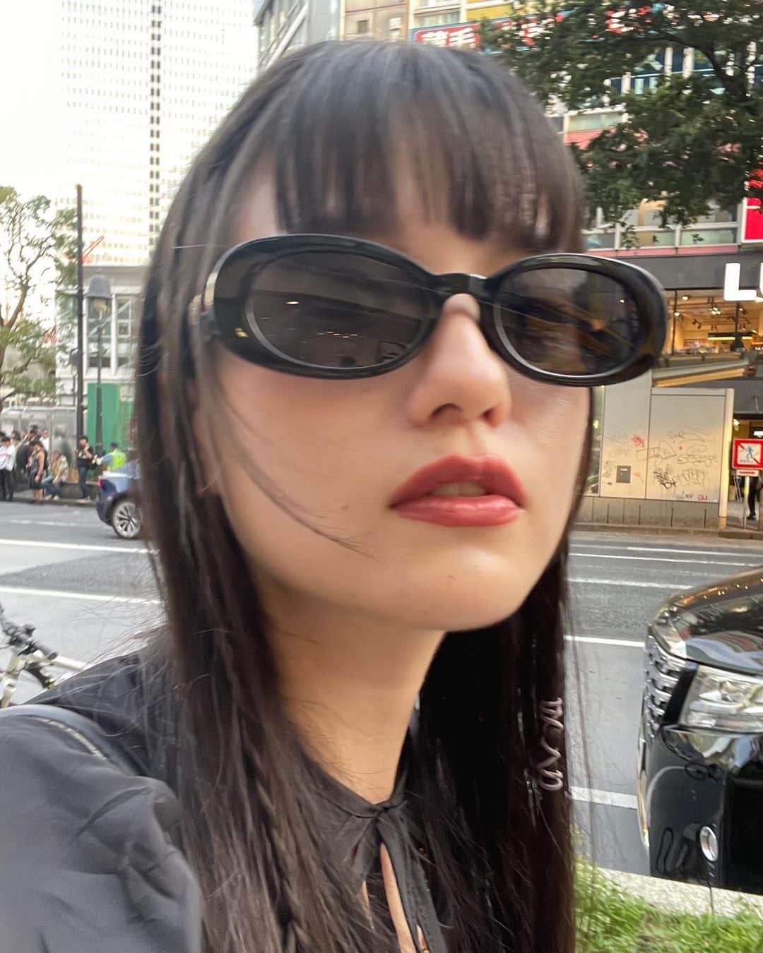みこのインスタグラム：「ロングヘアになってから、ヘアアレンジが本当に楽しい！🥰  この日は細い三つ編みを4本作ってみたよ。  ポイントは細めの色付きヘアゴムを、ルーズに結んだところ。  90'sってこういう感覚がかわいかったよね〜！  小学生の時に、ヘアアレンジに必死になってた自分を思い出す。  ファッションは永遠に私の生き甲斐！🩶」
