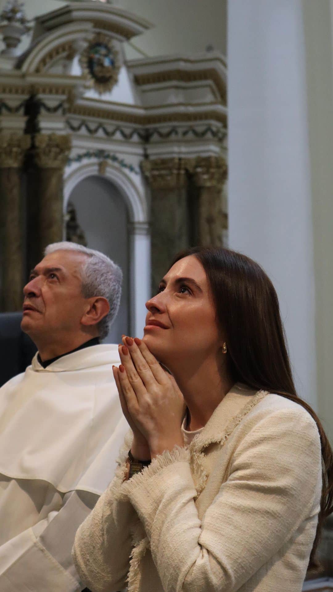 タリアナ・バルガスのインスタグラム：「Es Hoy es Hoyyyyyy!!!! Hoy comienza la novena a la Virgen del Rosario de Chiquinquirá por @hallowapp.es  Oremos juntos con la Patrona de Colombia 🇨🇴🫶🏻🙏🏻😍♥️」